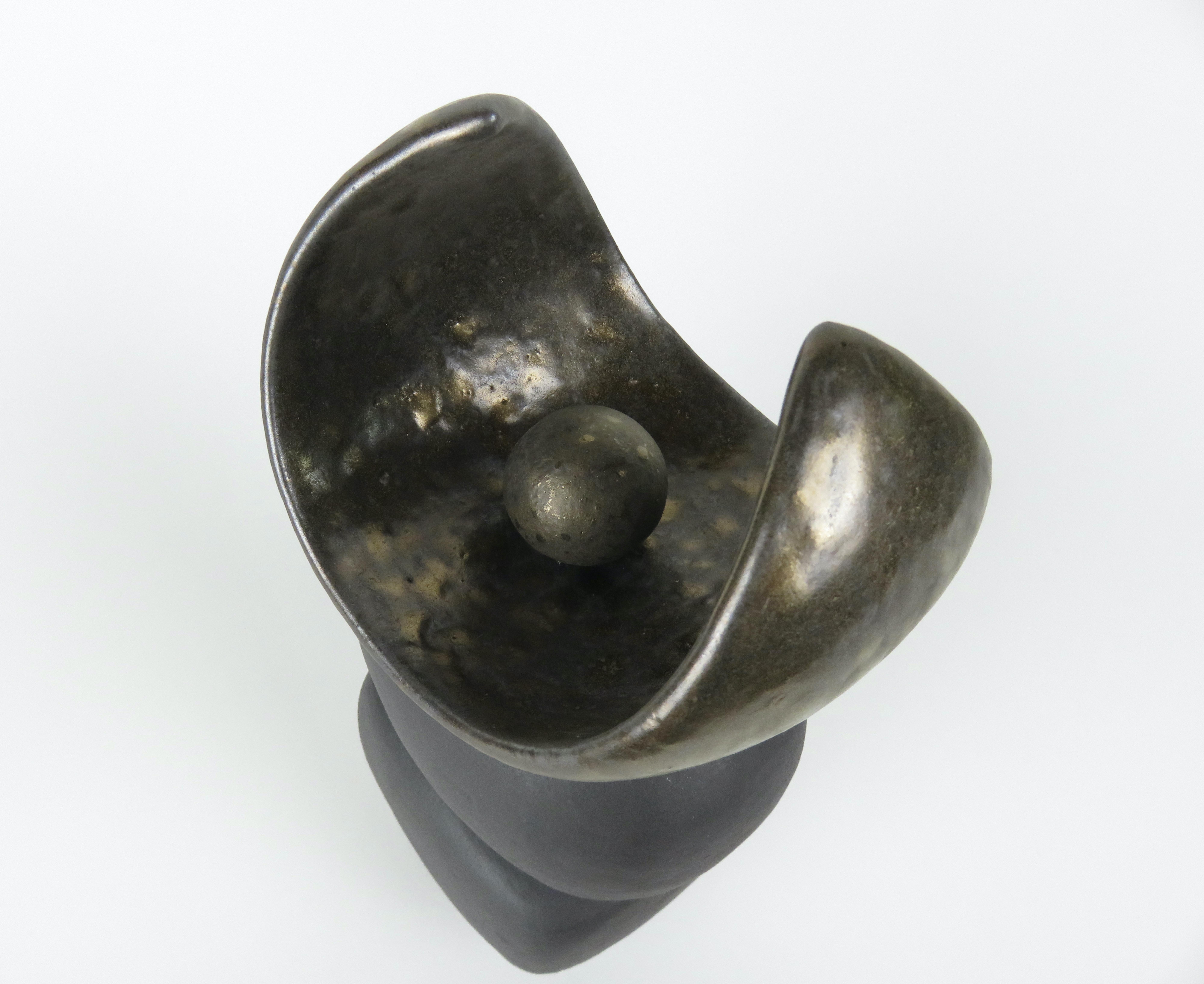 TOTEM aus mattbrauner Keramik mit goldener Bogenkrone auf weichen Würfel- und Oval-Formen im Angebot 6
