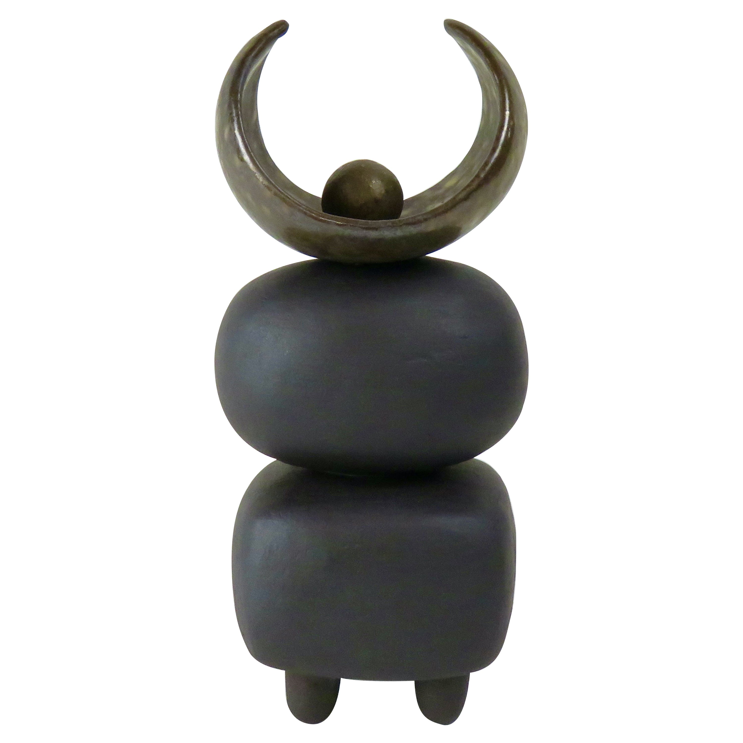 TOTEM aus mattbrauner Keramik mit goldener Bogenkrone auf weichen Würfel- und Oval-Formen