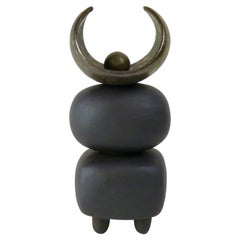 TOTEM in ceramica marrone opaco con corona ad arco d'oro su forme ovali e cubiche morbide