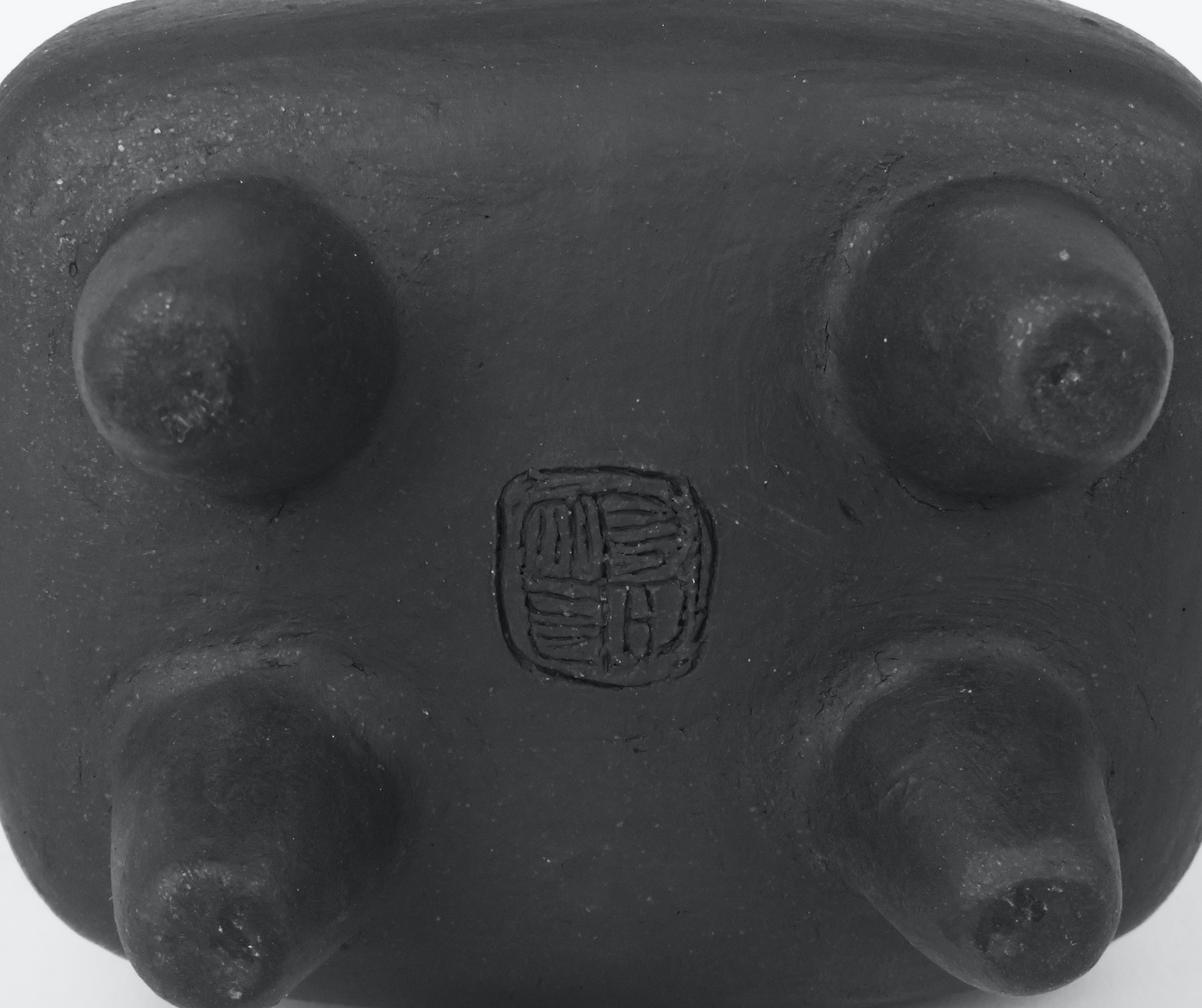 Mattbrauner Keramik TOTEM mit zinnfarbener Halbmondplatte auf weichen rechteckigen und ovalen Formen im Angebot 4