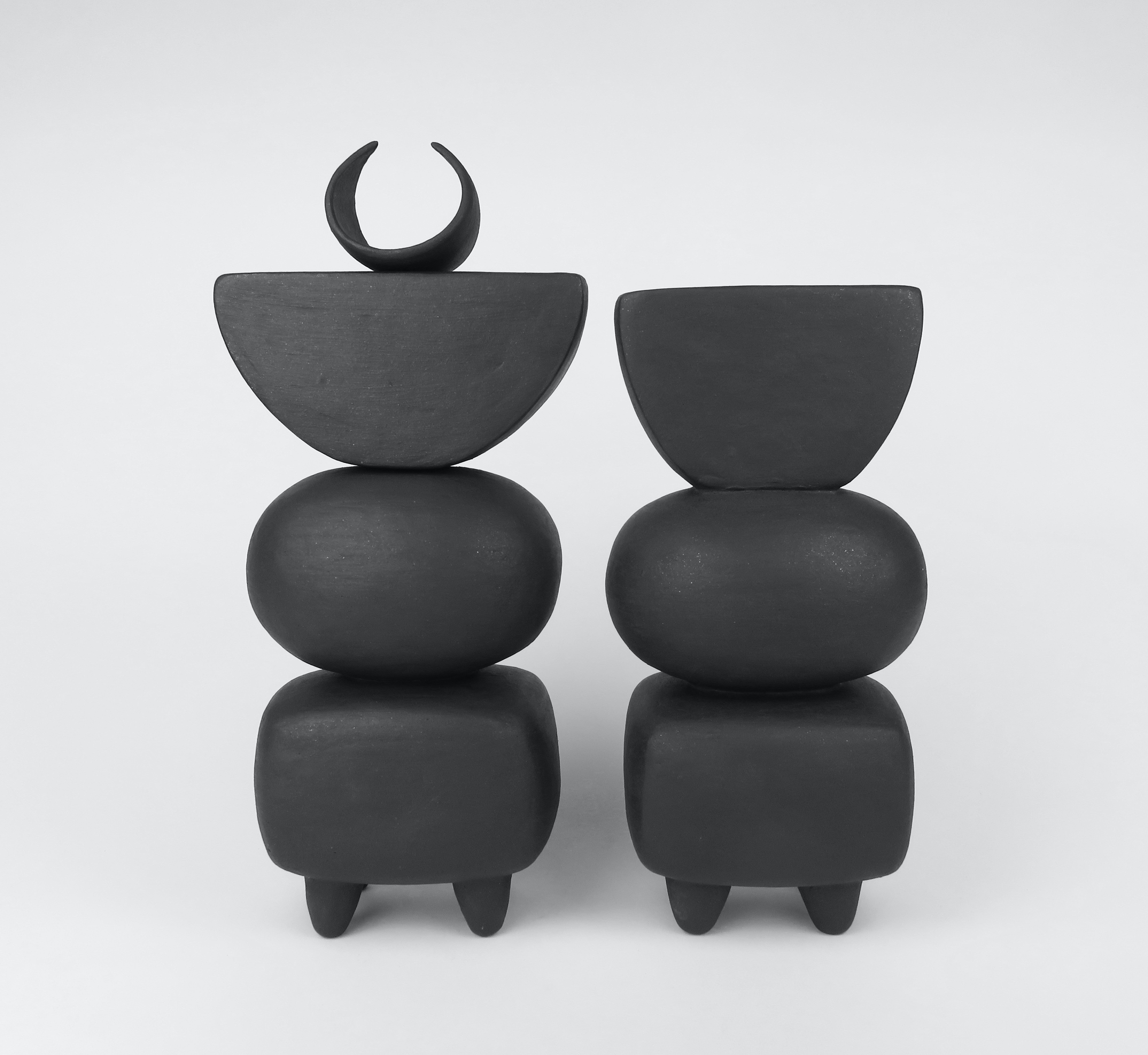 Mattbrauner Keramik TOTEM mit zinnfarbener Halbmondplatte auf weichen rechteckigen und ovalen Formen im Angebot 5
