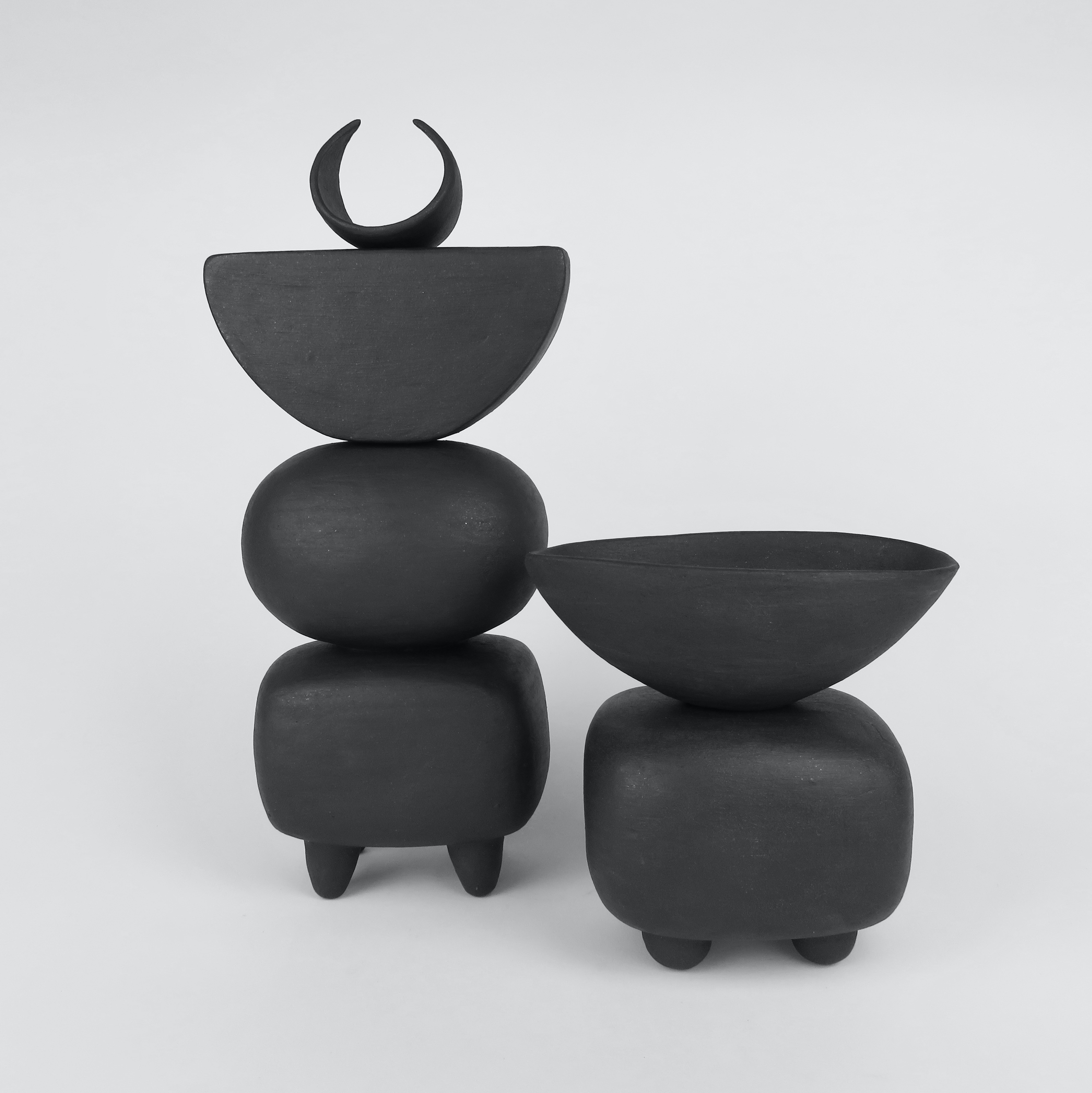 Mattbrauner Keramik TOTEM mit zinnfarbener Halbmondplatte auf weichen rechteckigen und ovalen Formen im Angebot 6