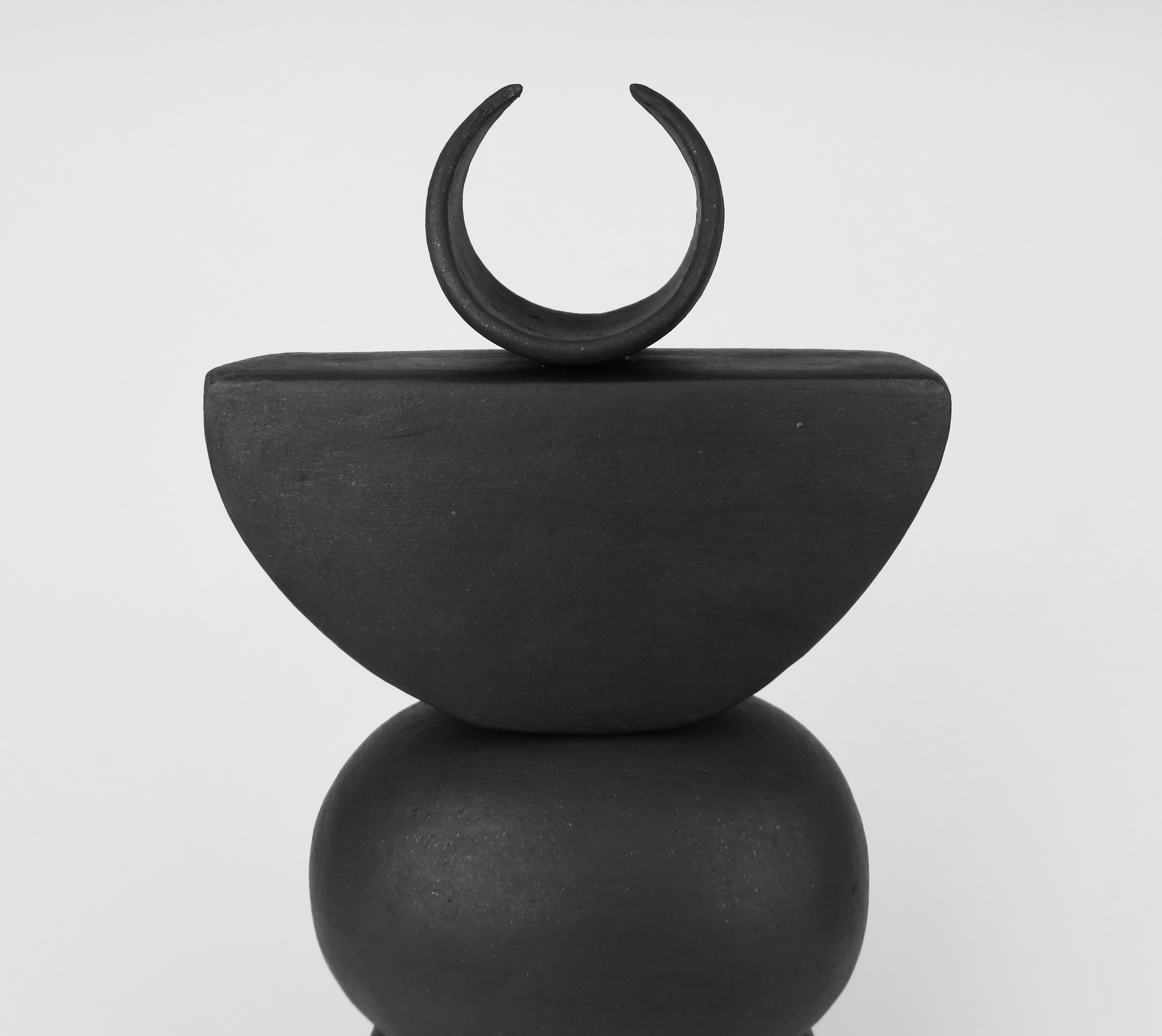 Mattbrauner Keramik TOTEM mit zinnfarbener Halbmondplatte auf weichen rechteckigen und ovalen Formen im Zustand „Neu“ im Angebot in New York, NY