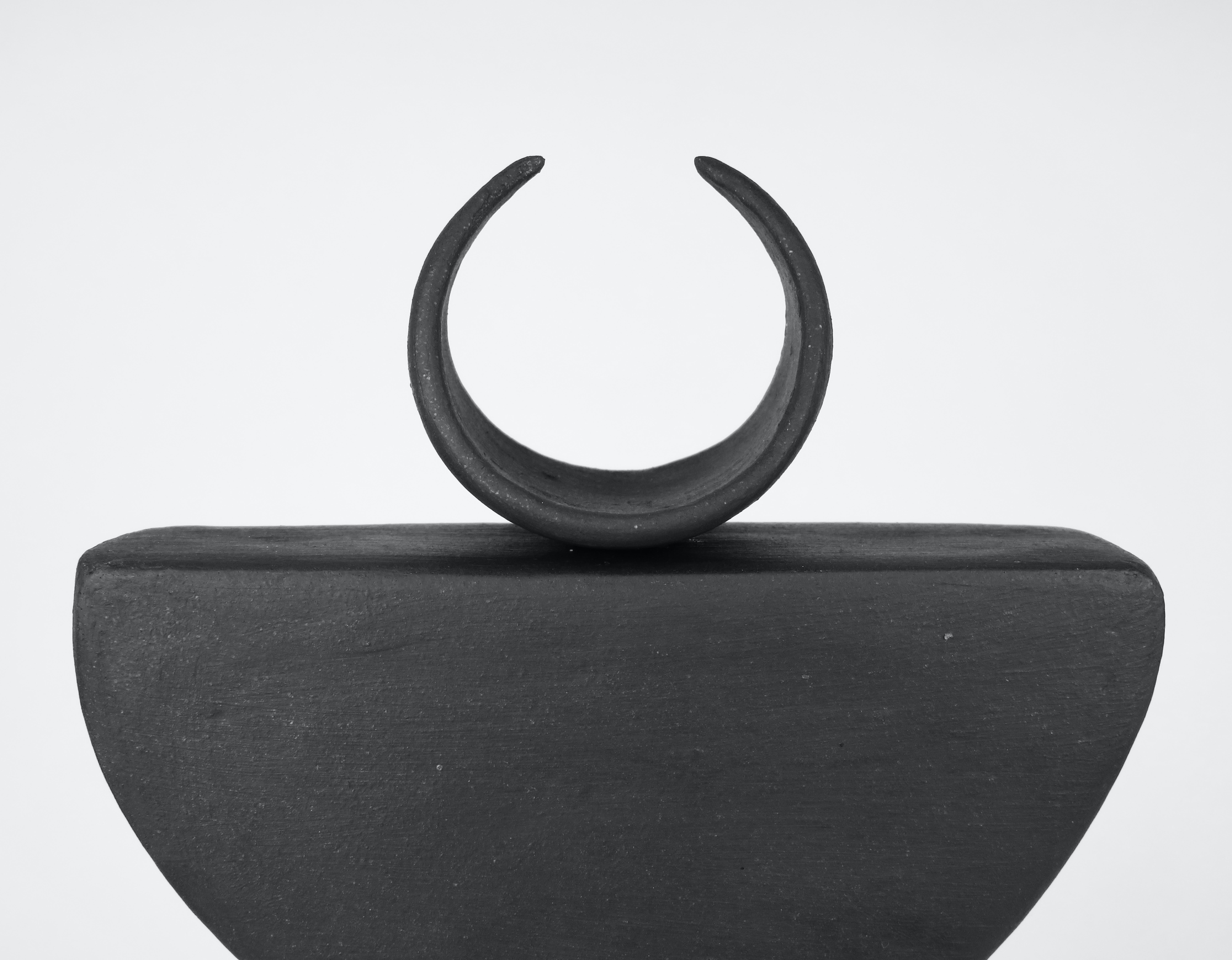 XXIe siècle et contemporain TOTEM en céramique marron mat avec partie supérieure épaisse en forme de croissant sur des formes rectangulaires et ovales douces en vente