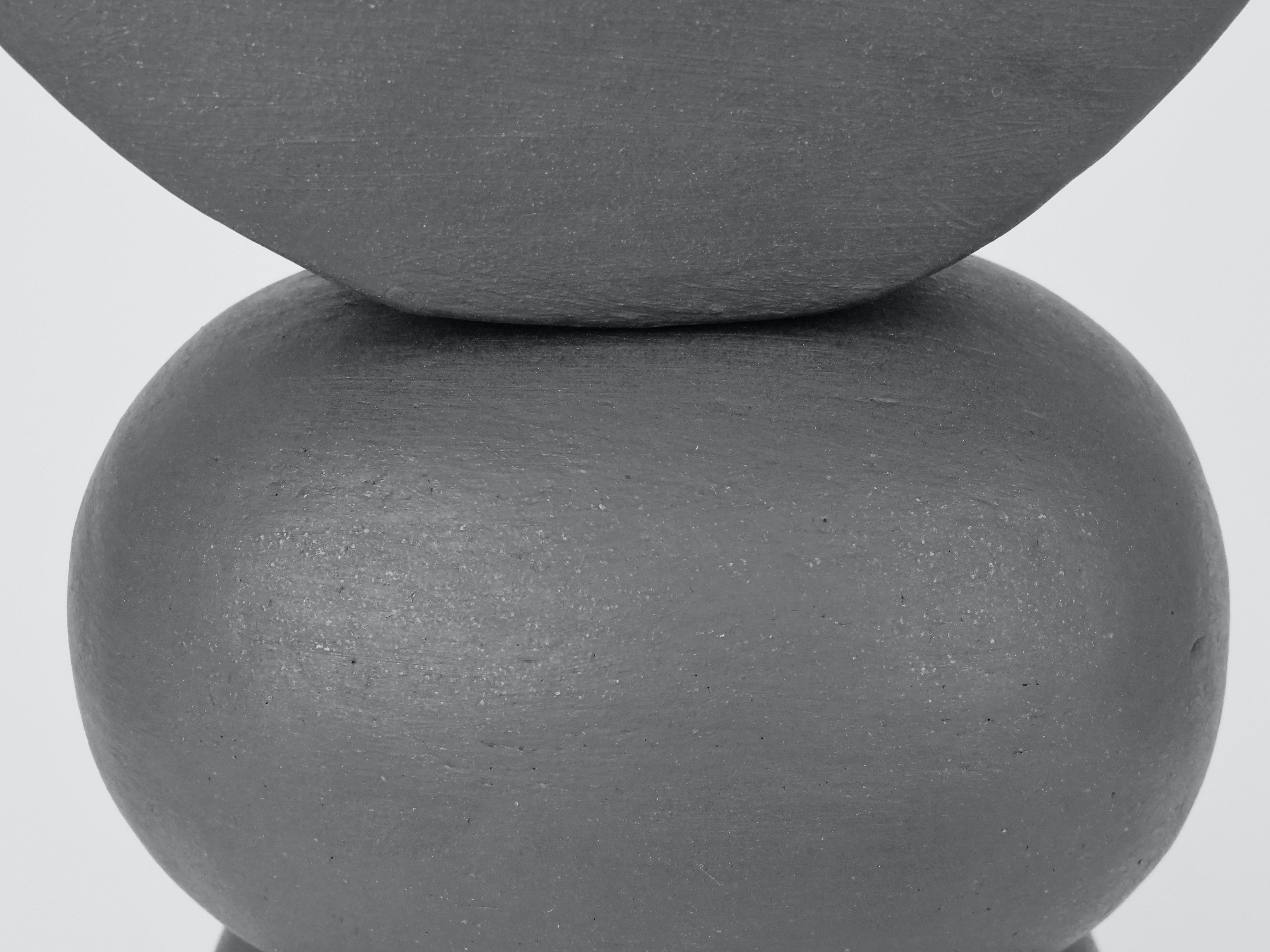 Mattbrauner Keramik TOTEM mit zinnfarbener Halbmondplatte auf weichen rechteckigen und ovalen Formen im Angebot 2