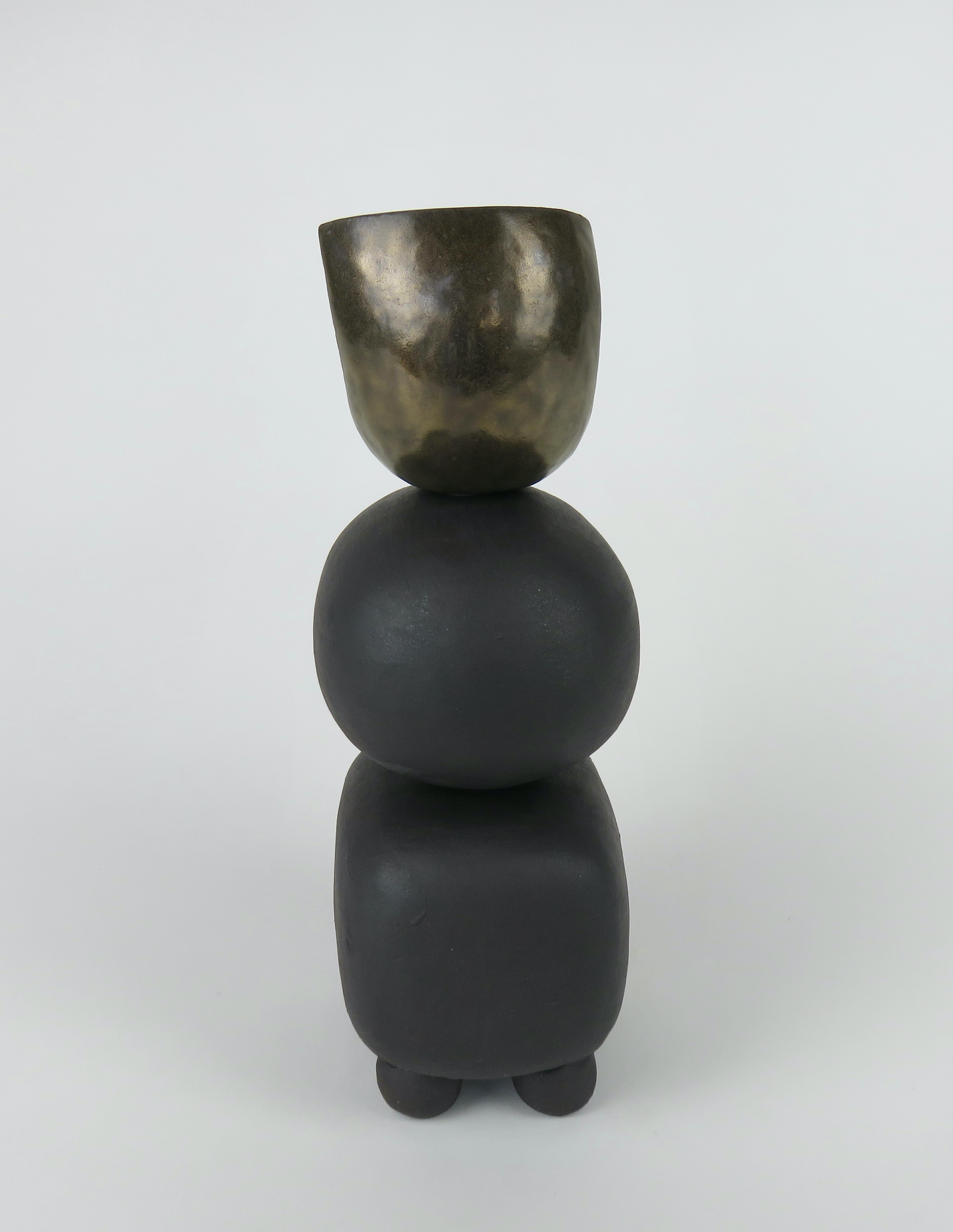 Handgefertigtes TOTEM aus mattbrauner Keramik mit Goldkrone auf weichen Würfel- und Ovalformen (Organische Moderne) im Angebot