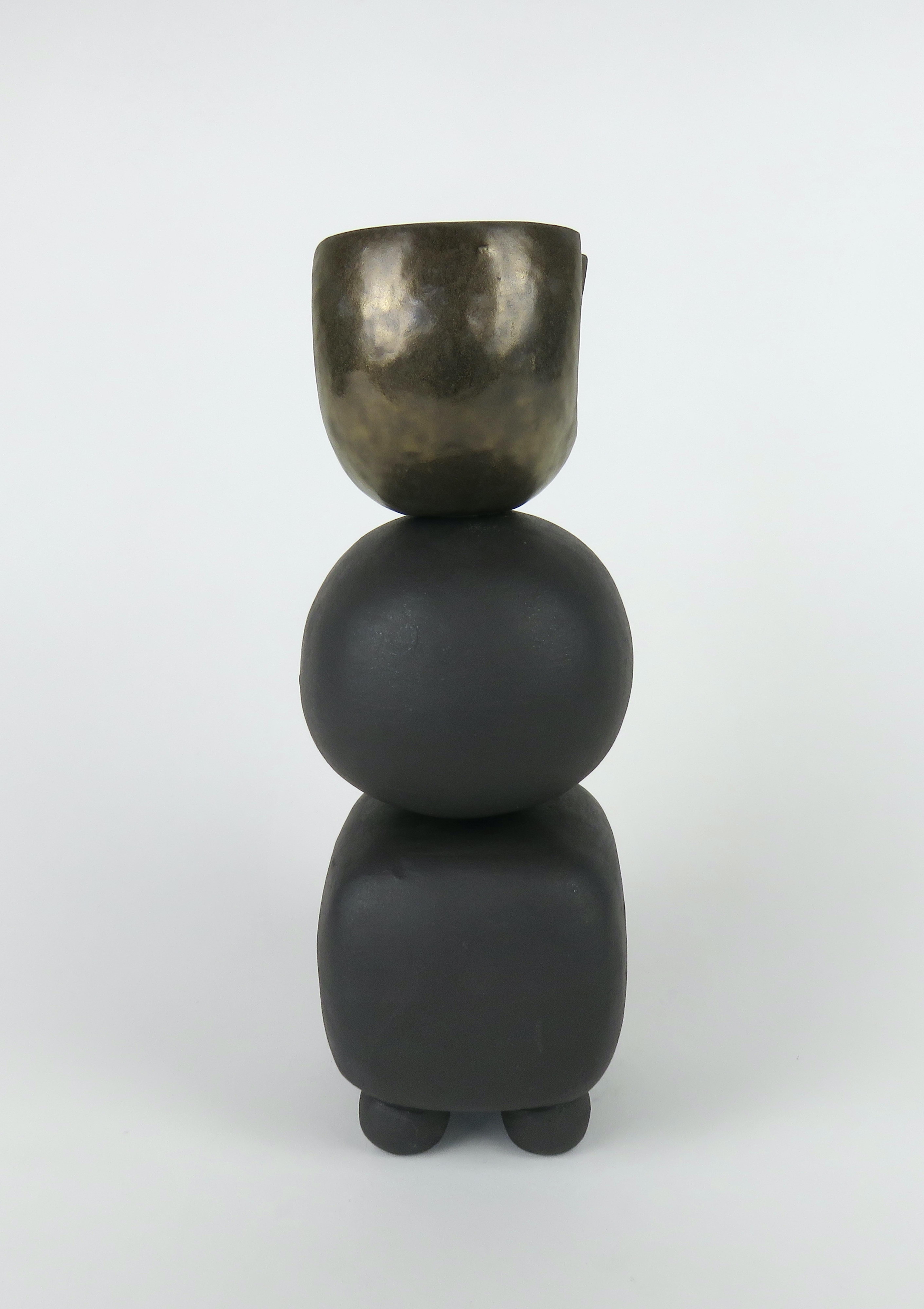 Handgefertigtes TOTEM aus mattbrauner Keramik mit Goldkrone auf weichen Würfel- und Ovalformen (Glasiert) im Angebot