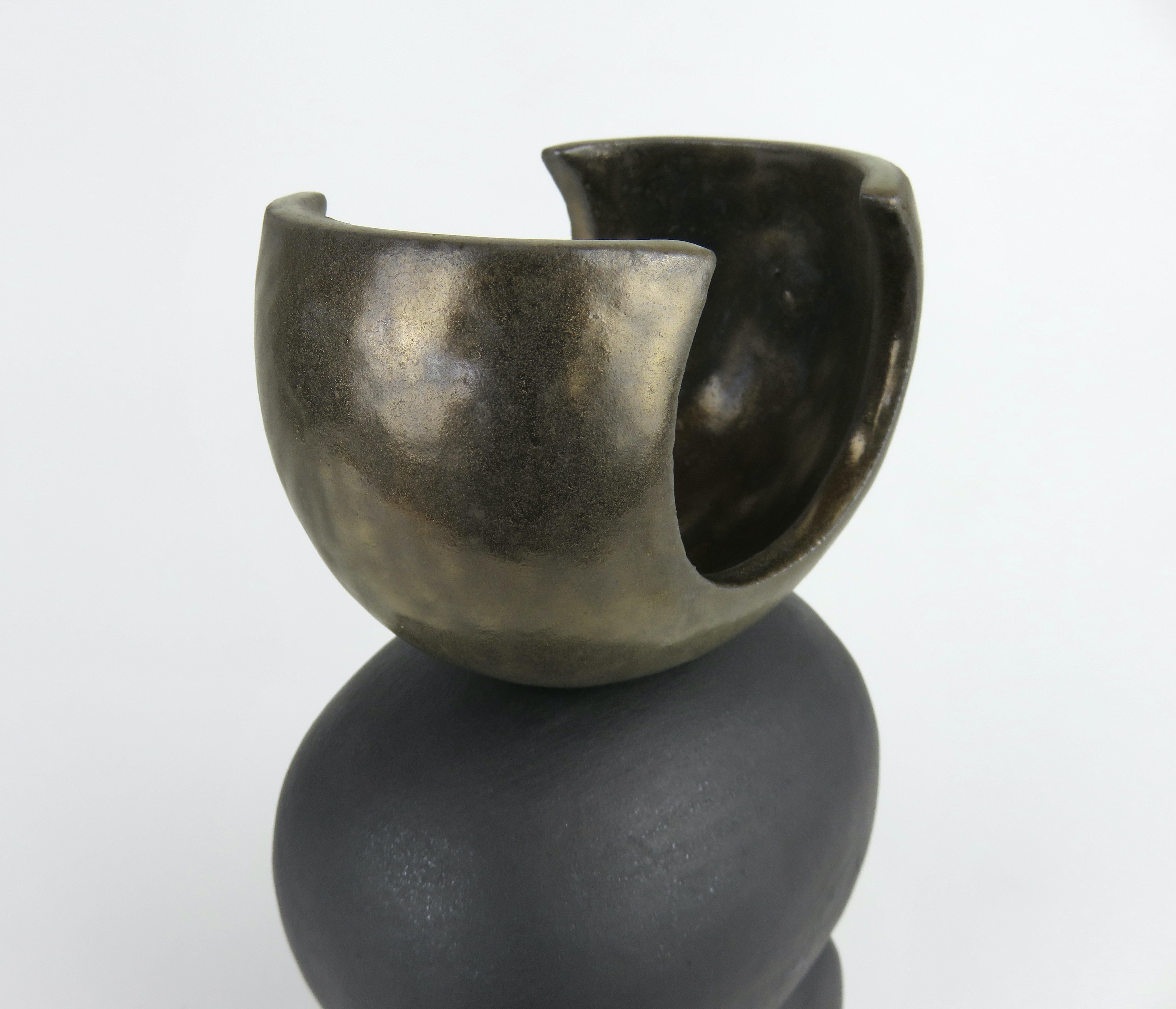 Handgefertigtes TOTEM aus mattbrauner Keramik mit Goldkrone auf weichen Würfel- und Ovalformen im Zustand „Neu“ im Angebot in New York, NY