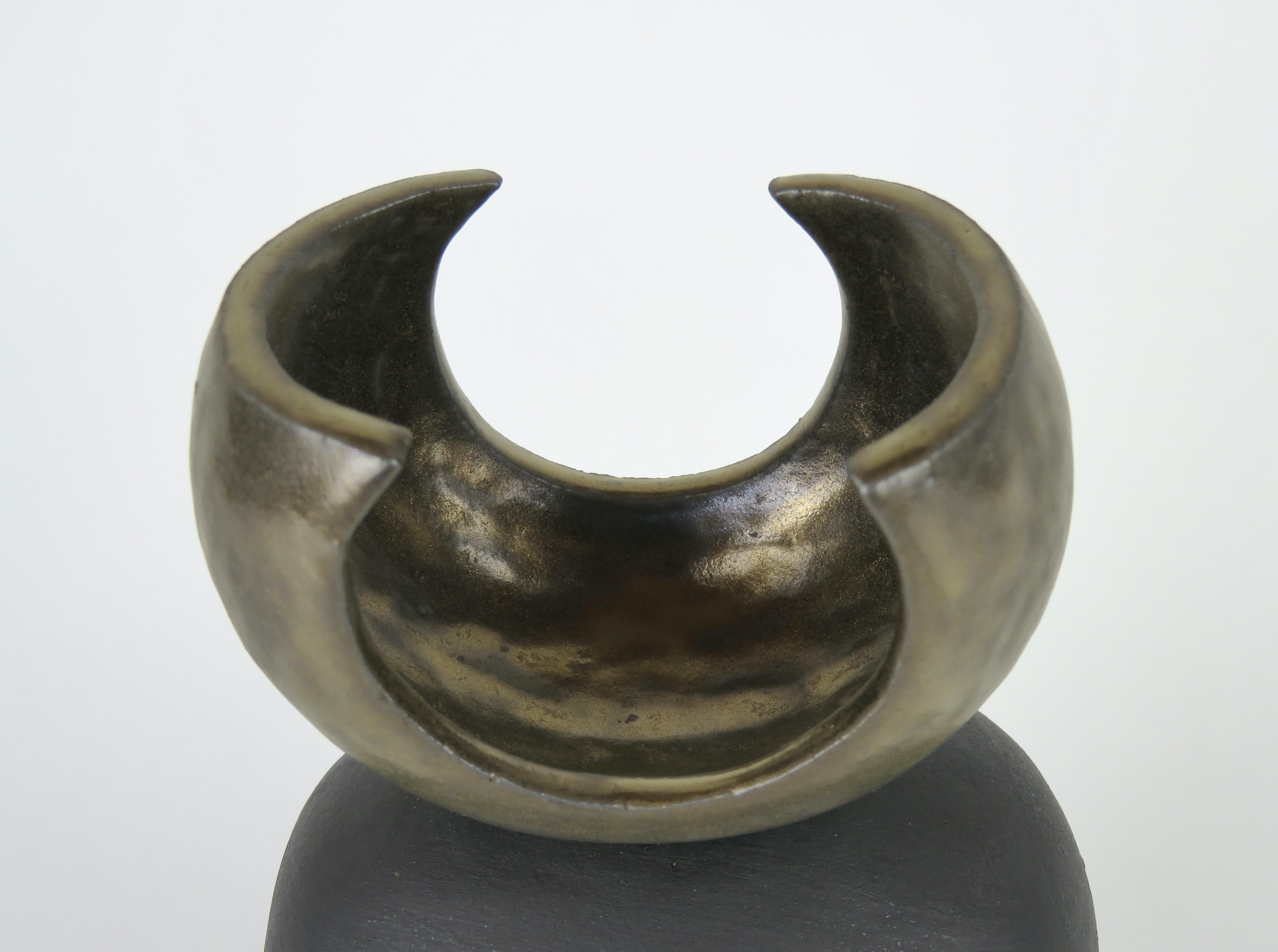 Handgefertigtes TOTEM aus mattbrauner Keramik mit Goldkrone auf weichen Würfel- und Ovalformen im Angebot 1