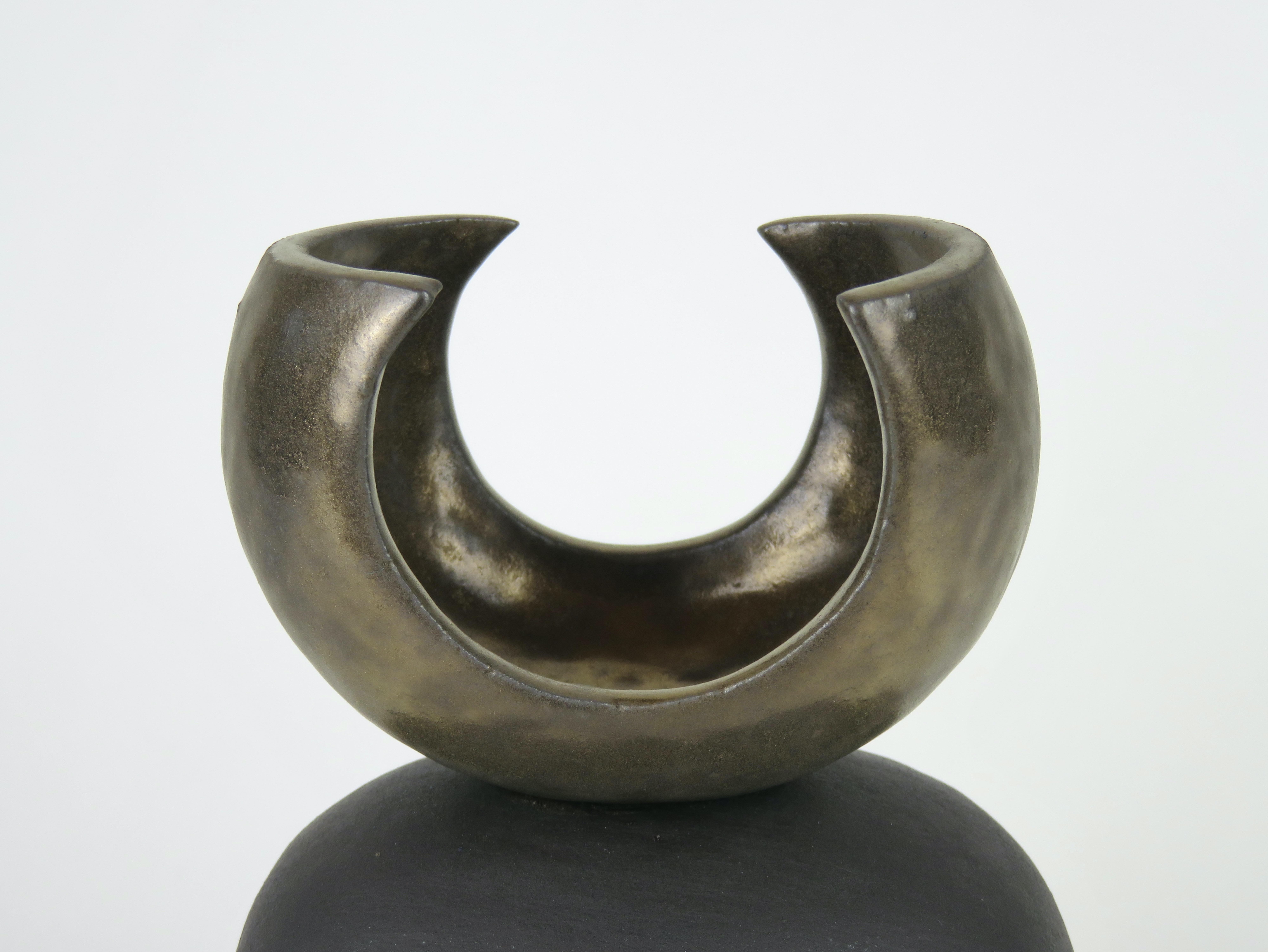 Handgefertigtes TOTEM aus mattbrauner Keramik mit Goldkrone auf weichen Würfel- und Ovalformen im Angebot 2