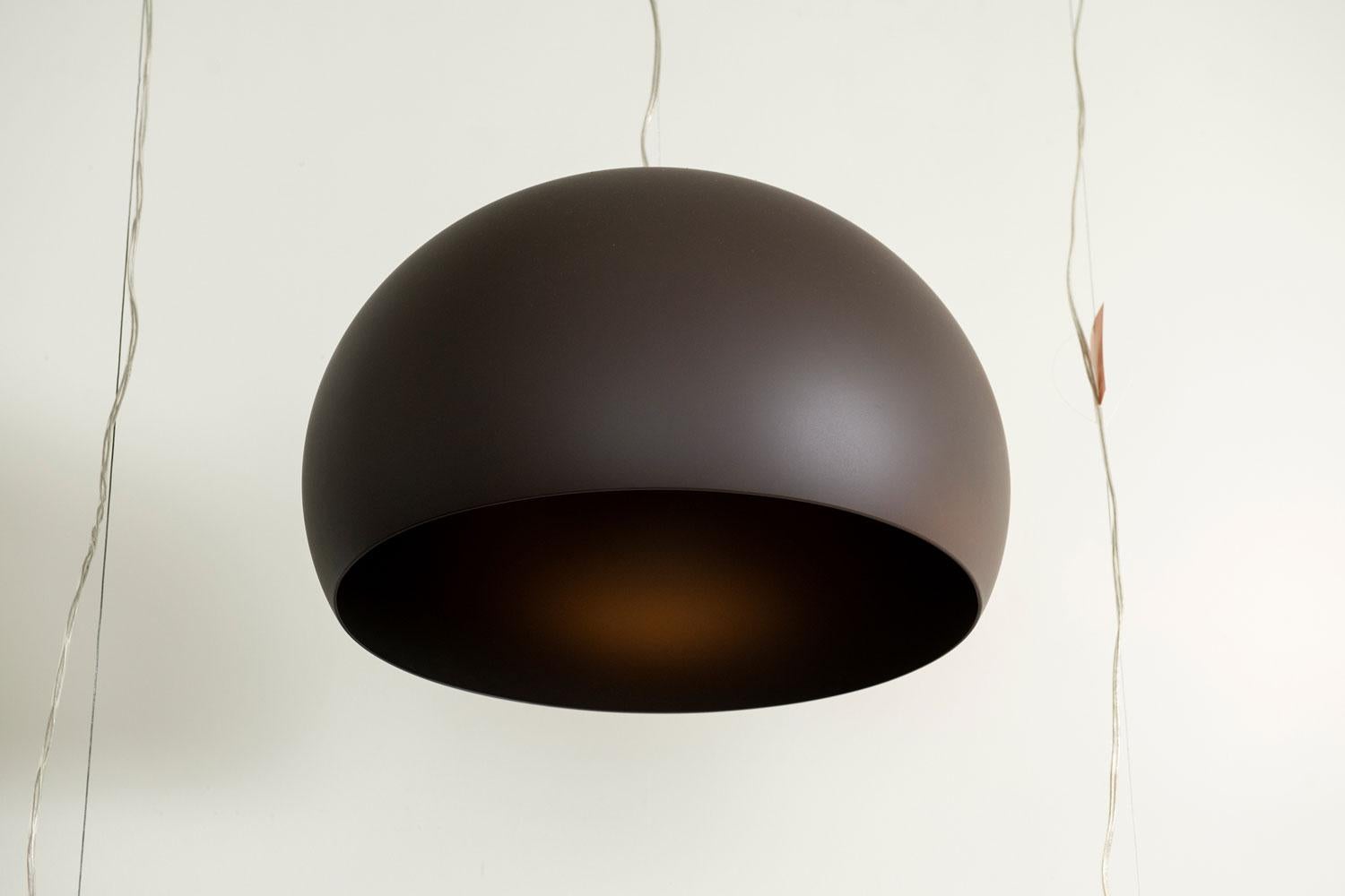 Matte brown large fly suspension by Kartell

This matte brown acrylic pendant is an essentially-styled suspension lamp. The particular transparency of the material and the sheen of the colours recreate the IDEA of a soap bubble, shimmering