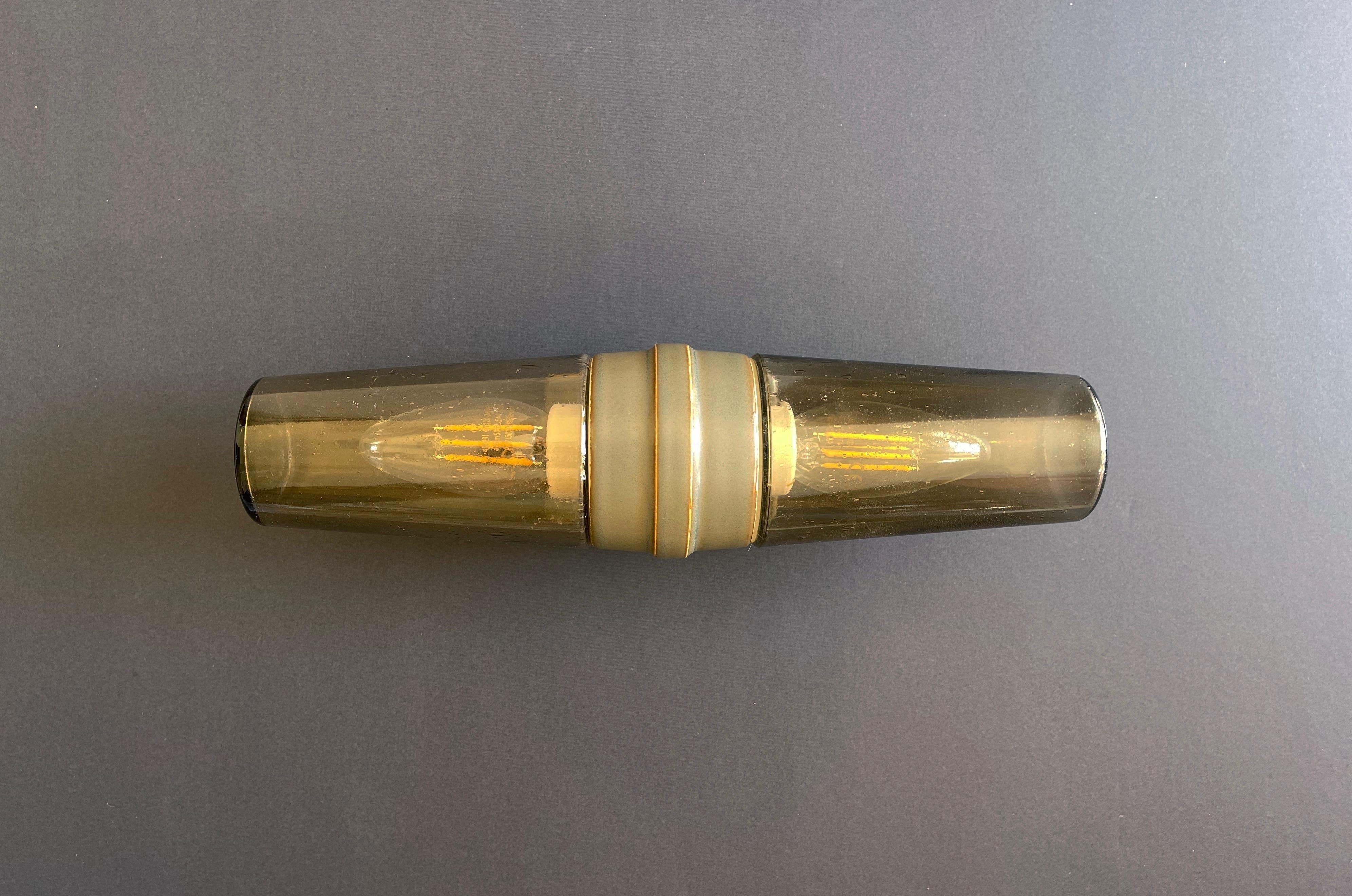 Applique �à double éclairage, conçue par Sigvard Bernadotte pour l'IFÖ, Suède, au milieu des années 1960.
Il s'agit d'un magnifique exemple de design suédois du milieu du siècle, inspiré par le Bauhaus, qui présente des verres légèrement pétillants