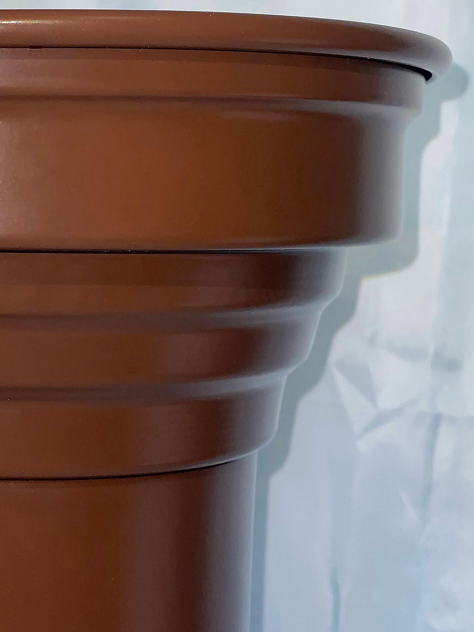 Beistelltisch aus mattem Schokoladen-Aluminium, italienisches minimalistisches Design, 2020er Jahre im Zustand „Neu“ im Angebot in Milano, Lombardia