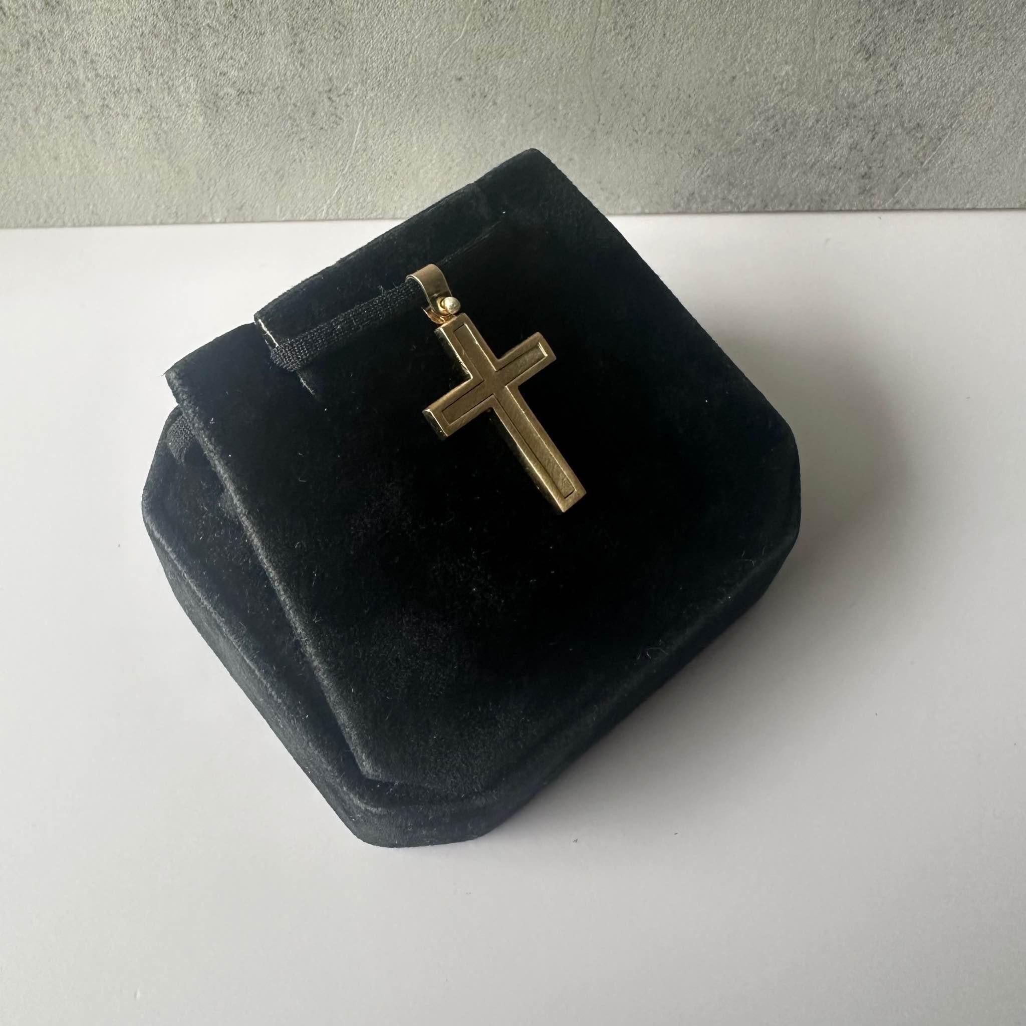 Ce pendentif croix raffiné en or jaune 14kt se distingue par sa finition mate au recto et son subtil effet bicolore au verso. Le design moderne et épuré se démarque tout en conservant une élégance discrète. Avec une hauteur de 15/16 de pouce (sans