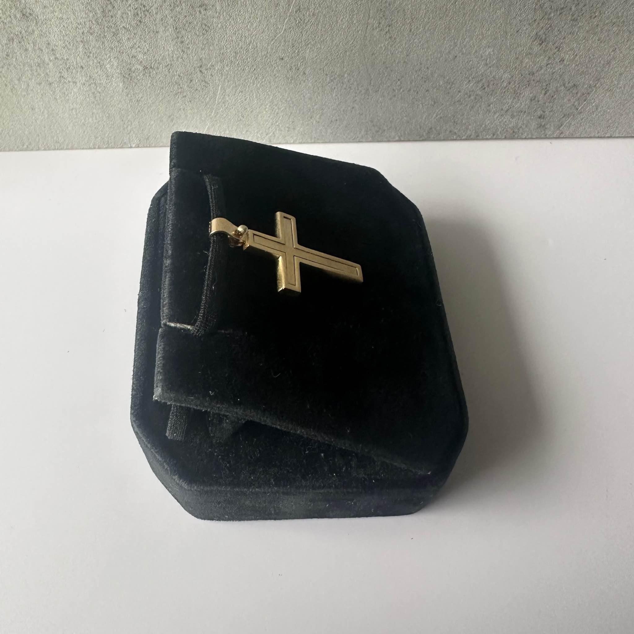 Moderne Pendentif croix en or jaune 14kt avec finition mate en vente