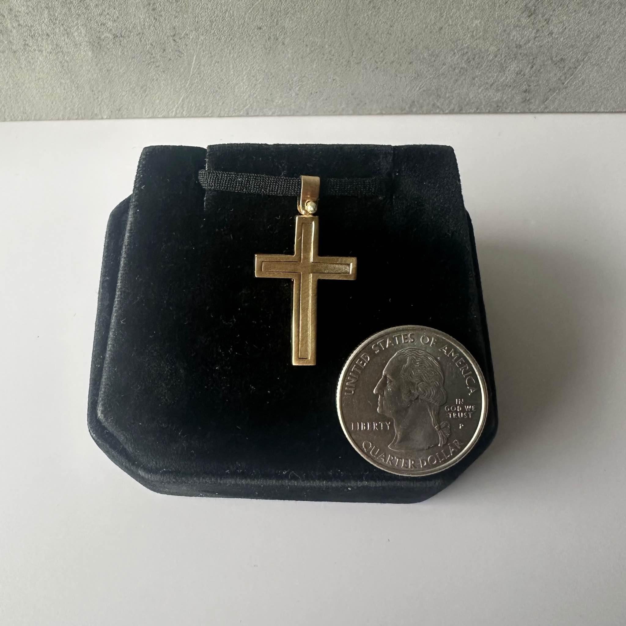 Pendentif croix en or jaune 14kt avec finition mate Neuf - En vente à West Hempstead, NY
