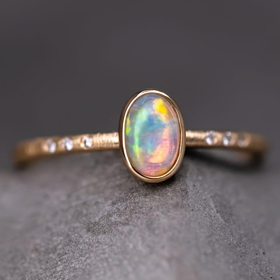 Arts and Crafts Bague de fiançailles en or jaune 18 carats, finition mate, cristal, opale et diamant en vente