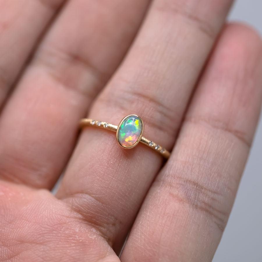 Taille brillant Bague de fiançailles en or jaune 18 carats, finition mate, cristal, opale et diamant en vente