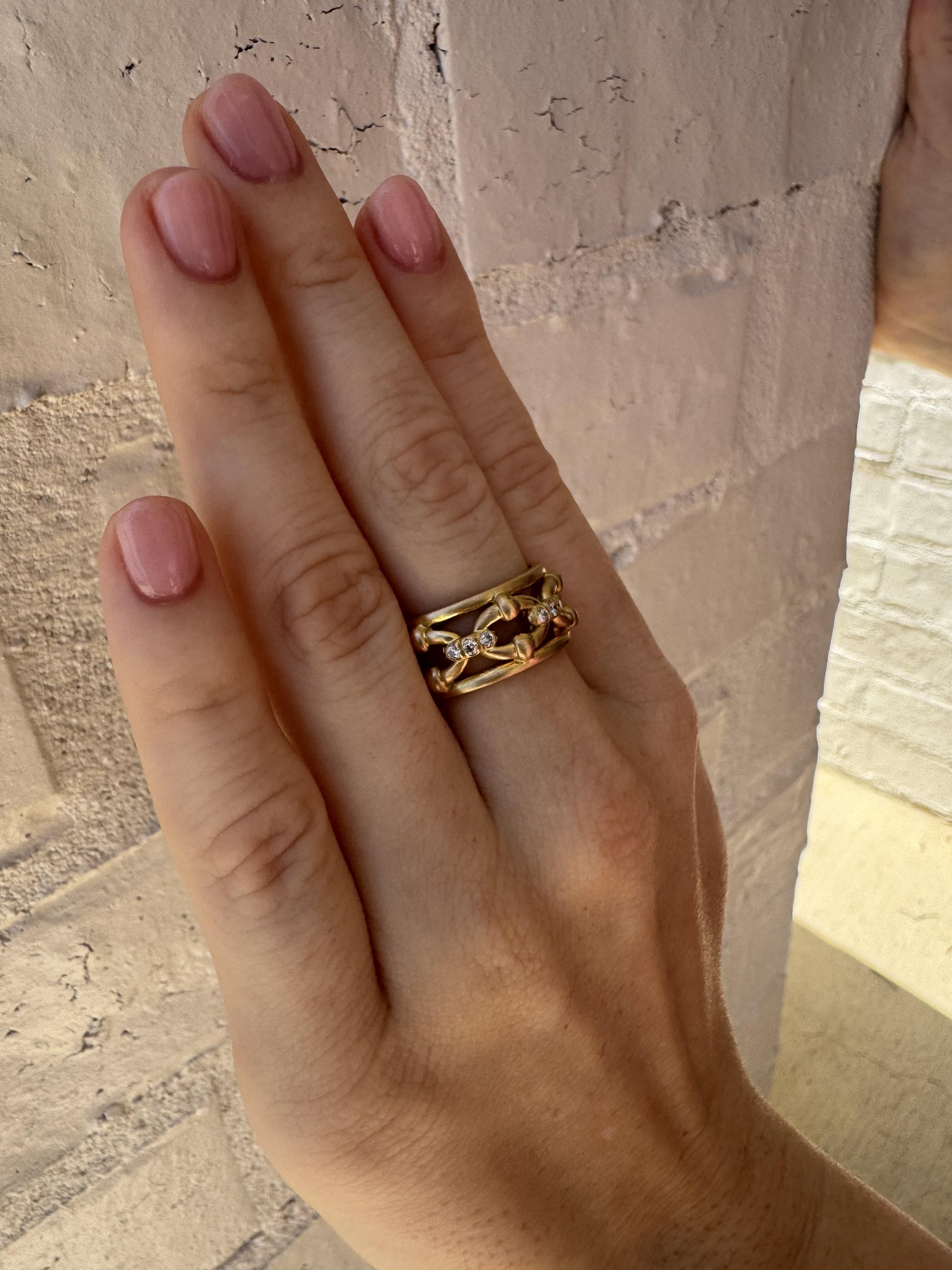 Adoriamo questa band unica nel suo genere!

Dettagli dell'anello
Materiale: Oro giallo 14K; finitura opaca
Larghezza della banda: 10 mm
Altezza della banda: 3 mm
Peso: 7,9 grammi
Dimensione delle dita: 7

Accentuato dalle seguenti pietre preziose
18