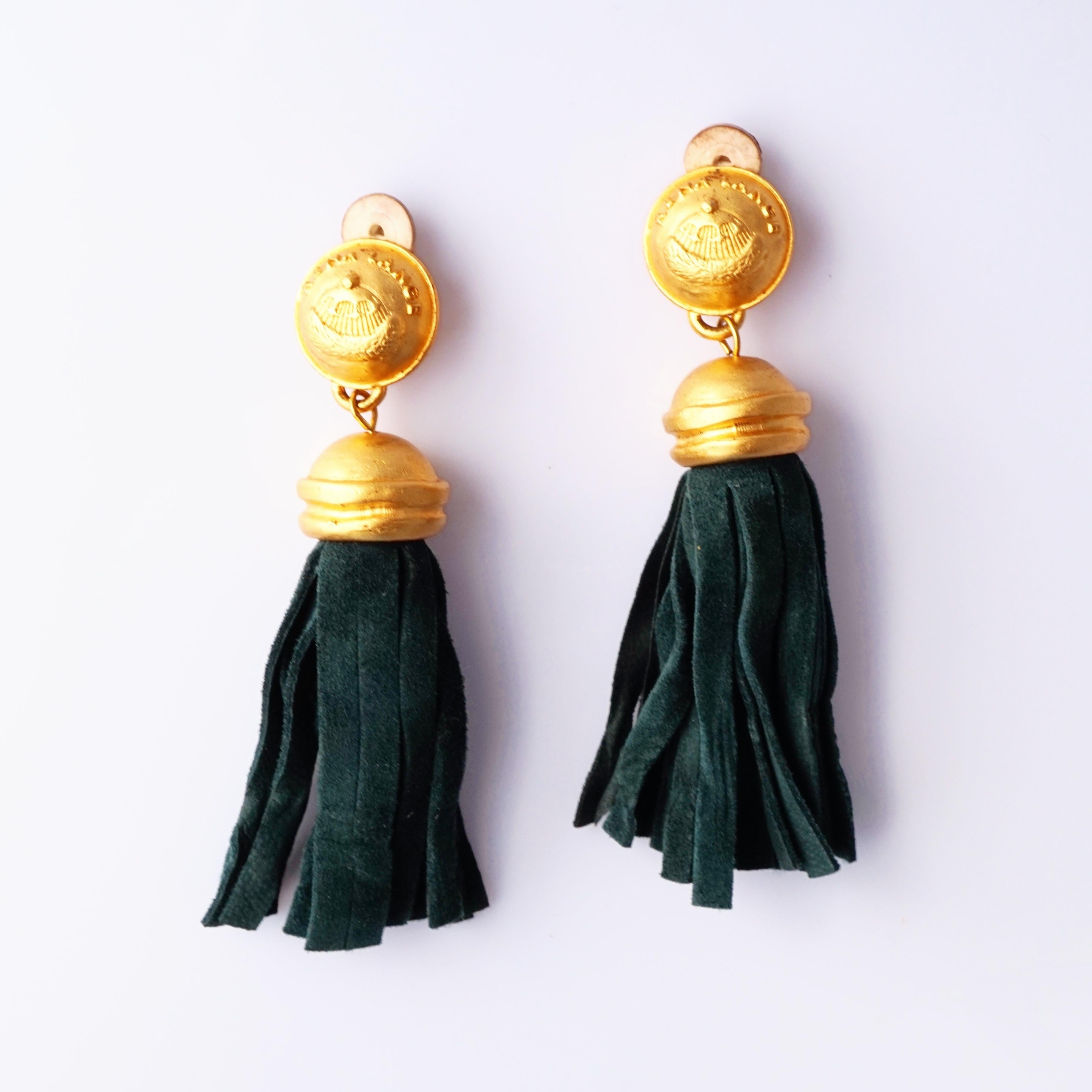 Senza dubbio chic e con un tocco di estrosità Lux, questi orecchini di Rena Lange catturano la magia degli anni '90 che si incontra con le passerelle e il bohémien. Caratterizzate da nappe in pelle scamosciata verde bosco che ondeggiano con un