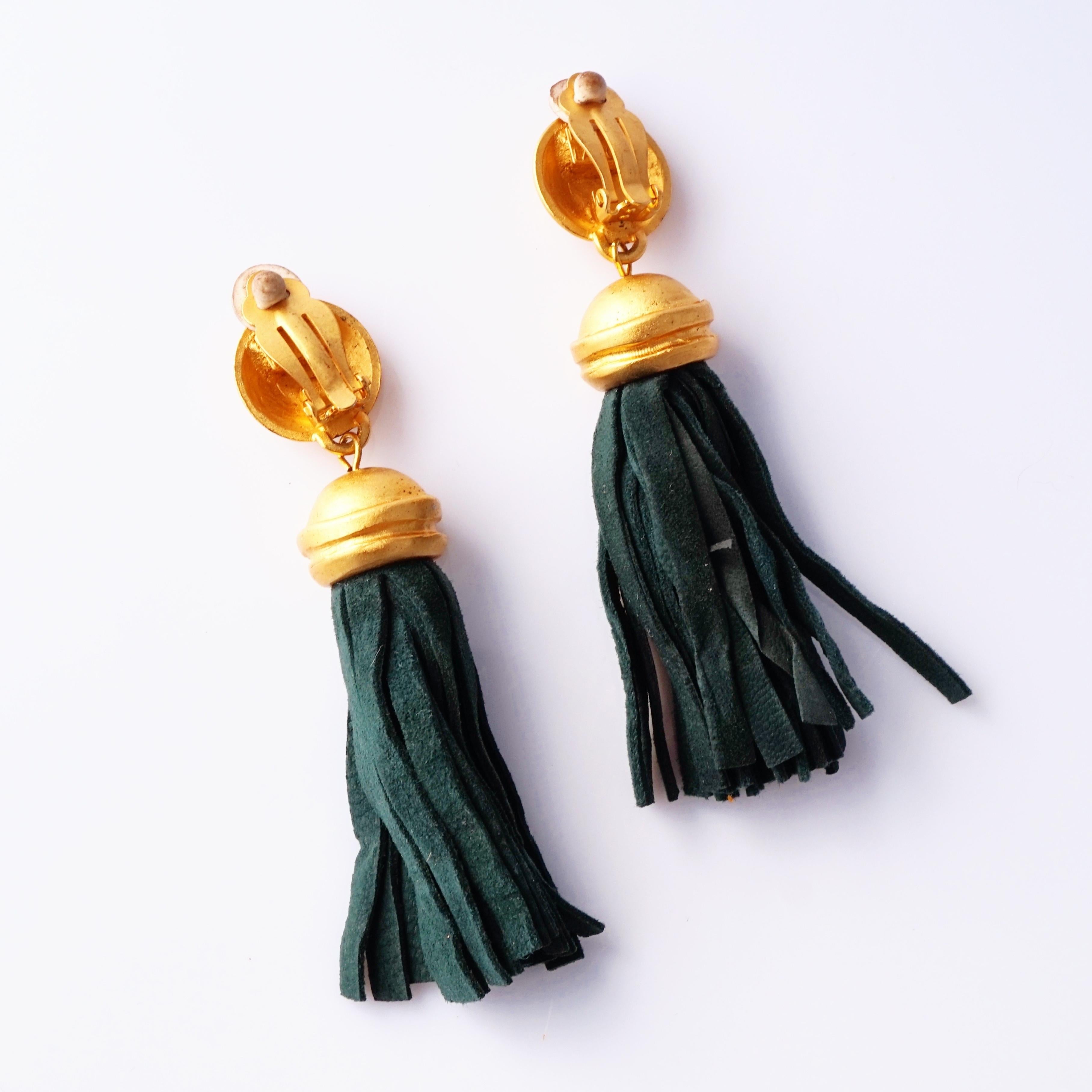 Donna Orecchini con nappe in oro opaco e camoscio verde di Rena Lange, anni '90 in vendita