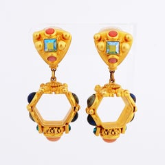 Boucles d'oreilles en goutte hexagonales en or mat et cabochons de pierres précieuses de Natasha Stambouli