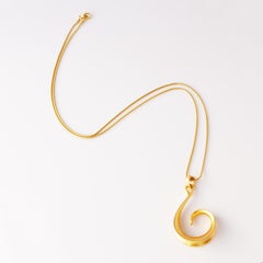 Halskette mit Wirbelanhänger aus mattem Gold von Anne Klein, 1980er Jahre