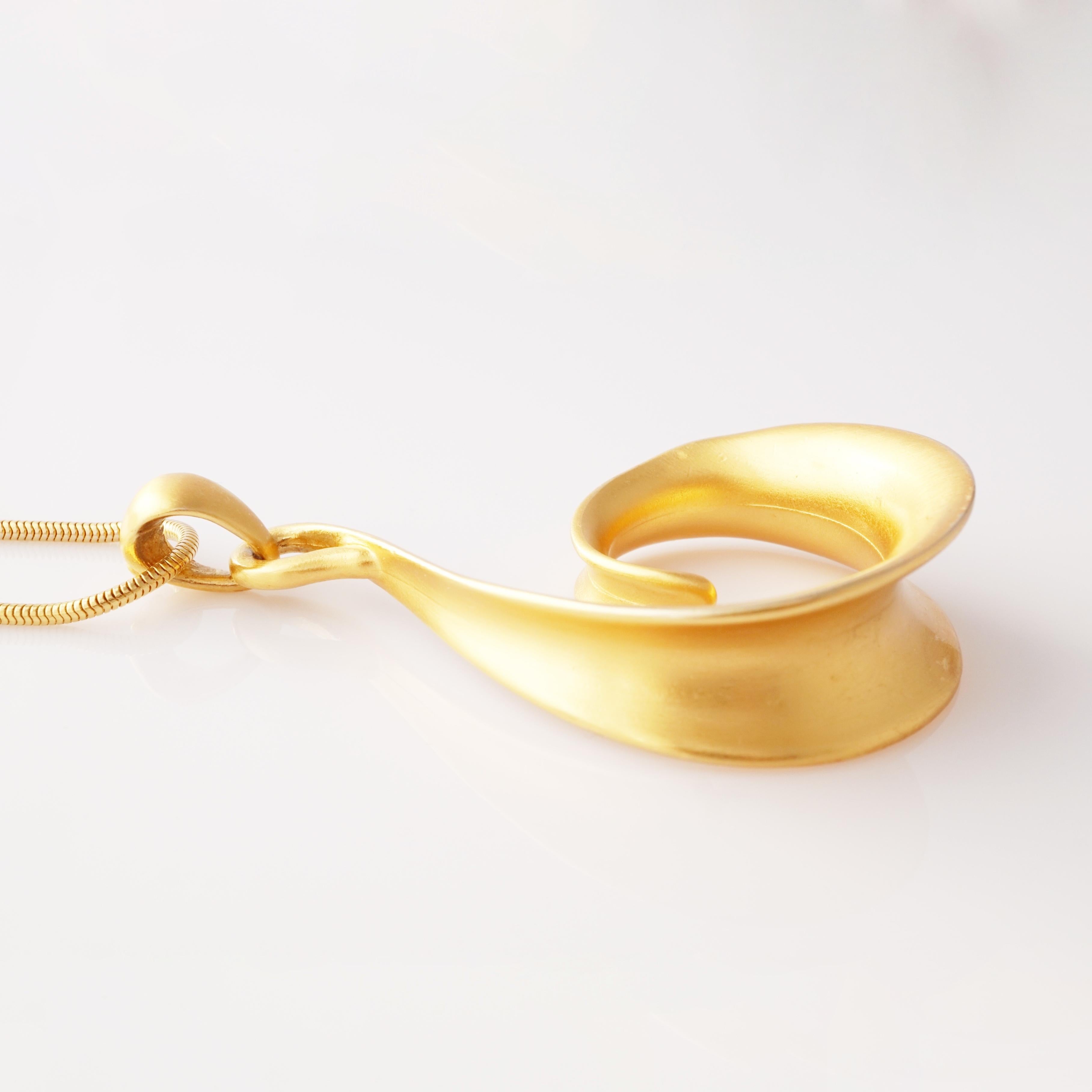 Modern Matte Gold Swirl Pendant Necklace By Anne Klein, 1980s For Sale