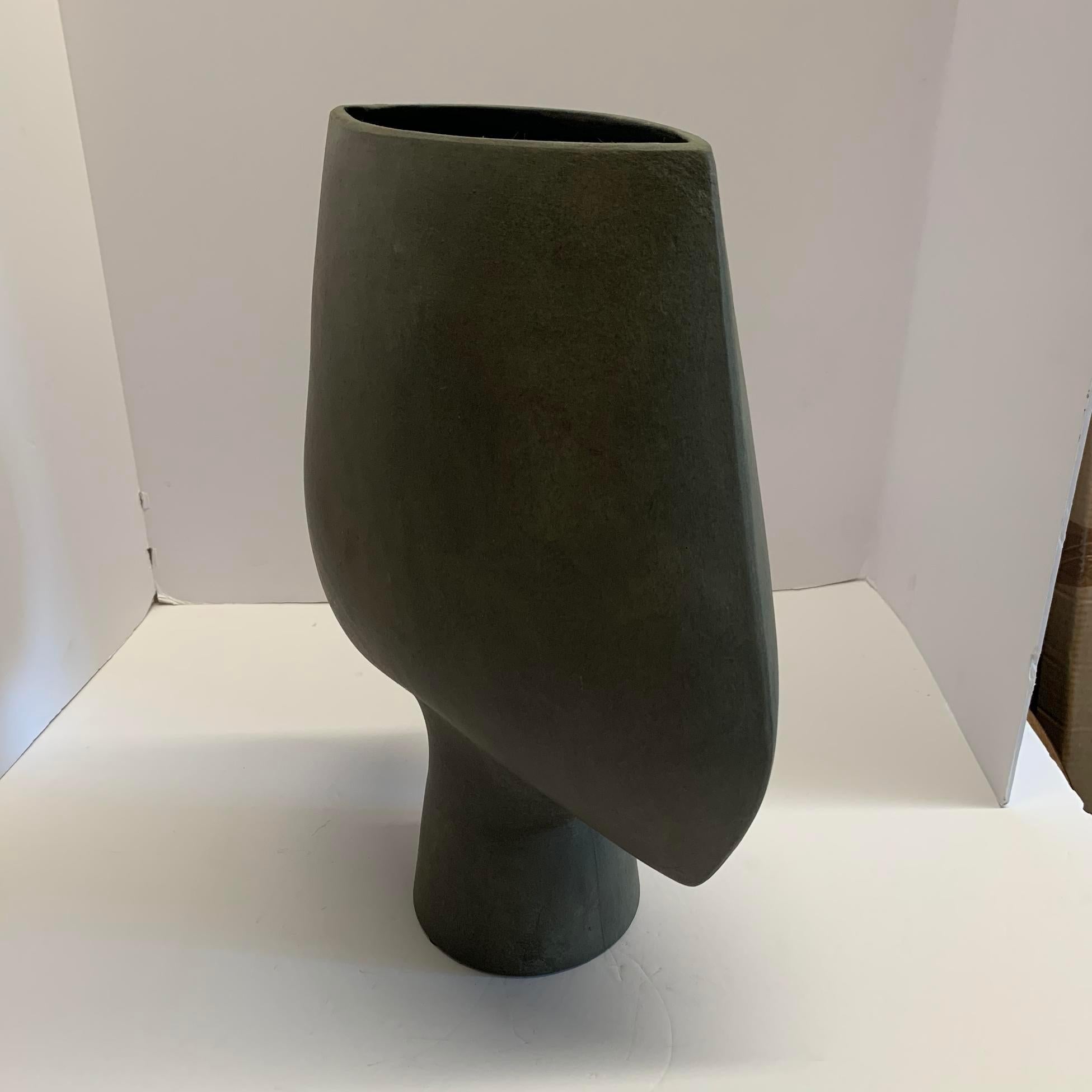 Mattgraue, große Vase im dänischen Design in Pfeilform, China, zeitgenössisch im Zustand „Neu“ im Angebot in New York, NY