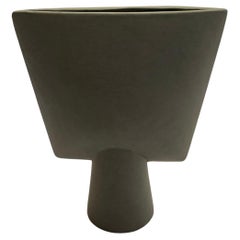Mattgraue Vase in Dreiecksform im dänischen Design, zeitgenössisch