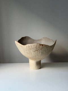Jarrón escultórico esmaltado gris claro mate 2 by Cerámica Anna Shipulina