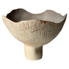 Jarrón escultórico esmaltado gris claro mate 2 by Cerámica Anna Shipulina