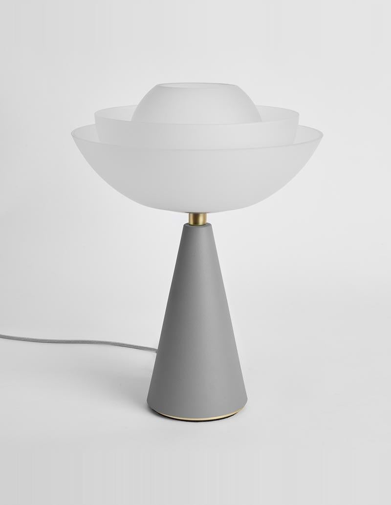 Matte lotus table lamp by Mason Editions.
Dimensions: 36 × 48 cm
Materials: Blown glass + metal
Colours: pink, sage green, petrol green, light grey or black base + transparent opal blown glass
All our lamps can be wired according to each