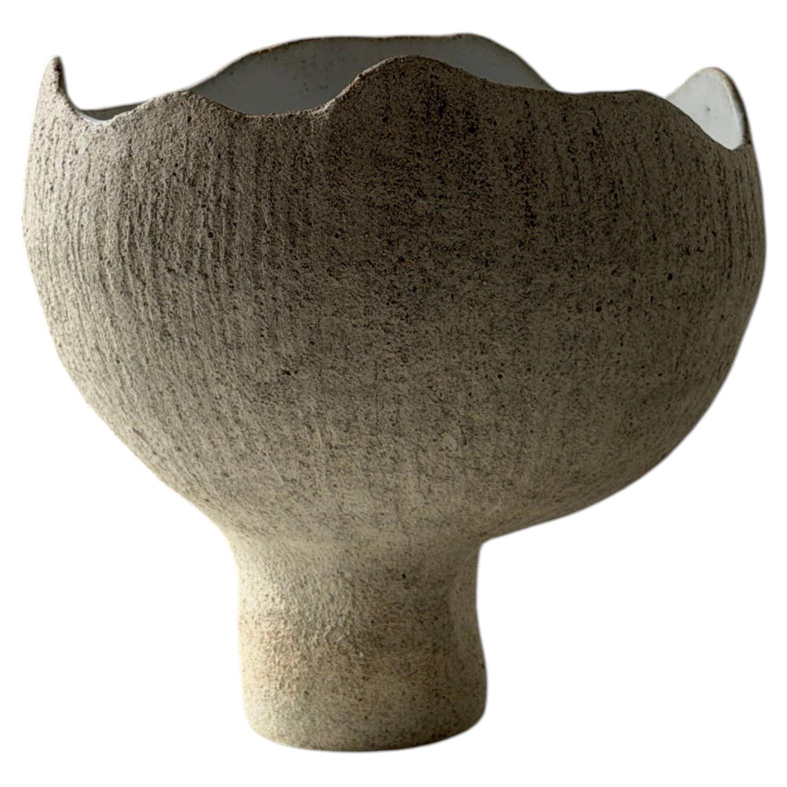 Vaso scultoreo con smalto bianco opaco 3 di Anna Shipulina Ceramics