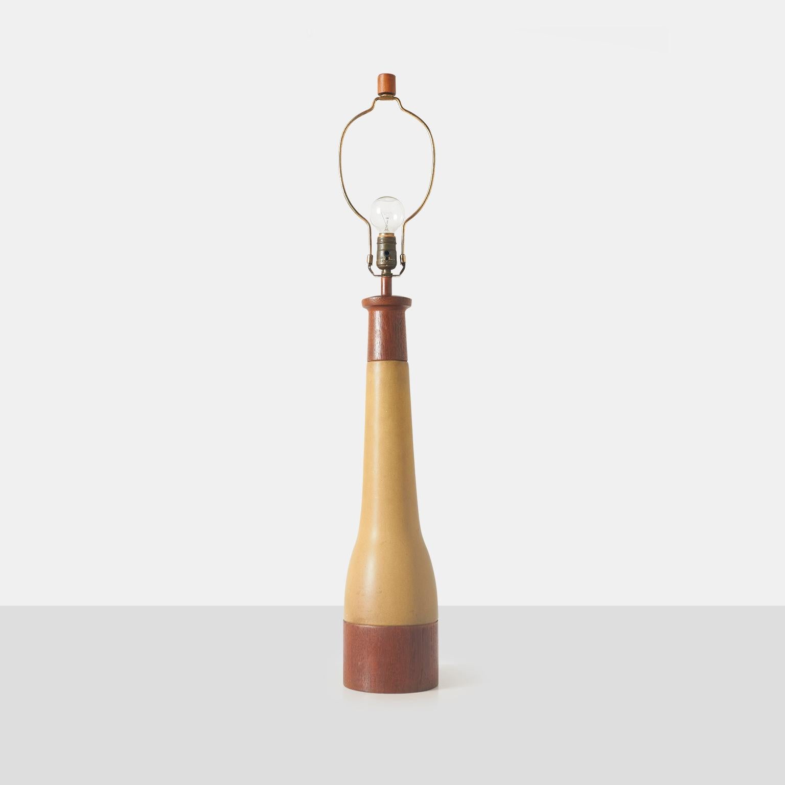 Magnifique lampe de table en grès de Jane & Gordon Martz pour Marshall Studios. La lampe est dotée d'un luminaire et d'une base en bois tourné en teck qui sont fixés à la base en grès olive mat. Gravé 