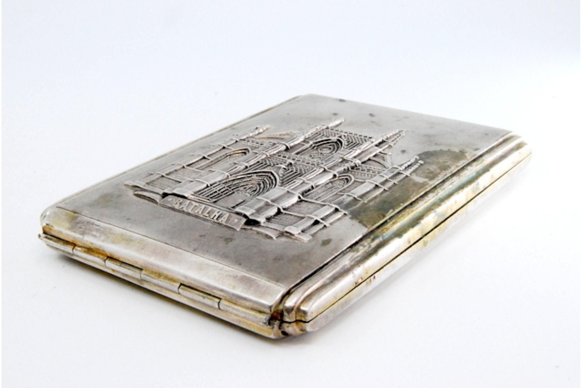 Matte silver case with Batalha Monastery relief and gold interior In Good Condition For Sale In Porto, PT