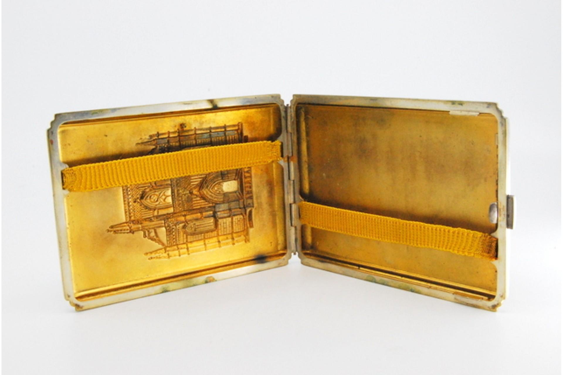 20th Century Matte silver case with Batalha Monastery relief and gold interior For Sale
