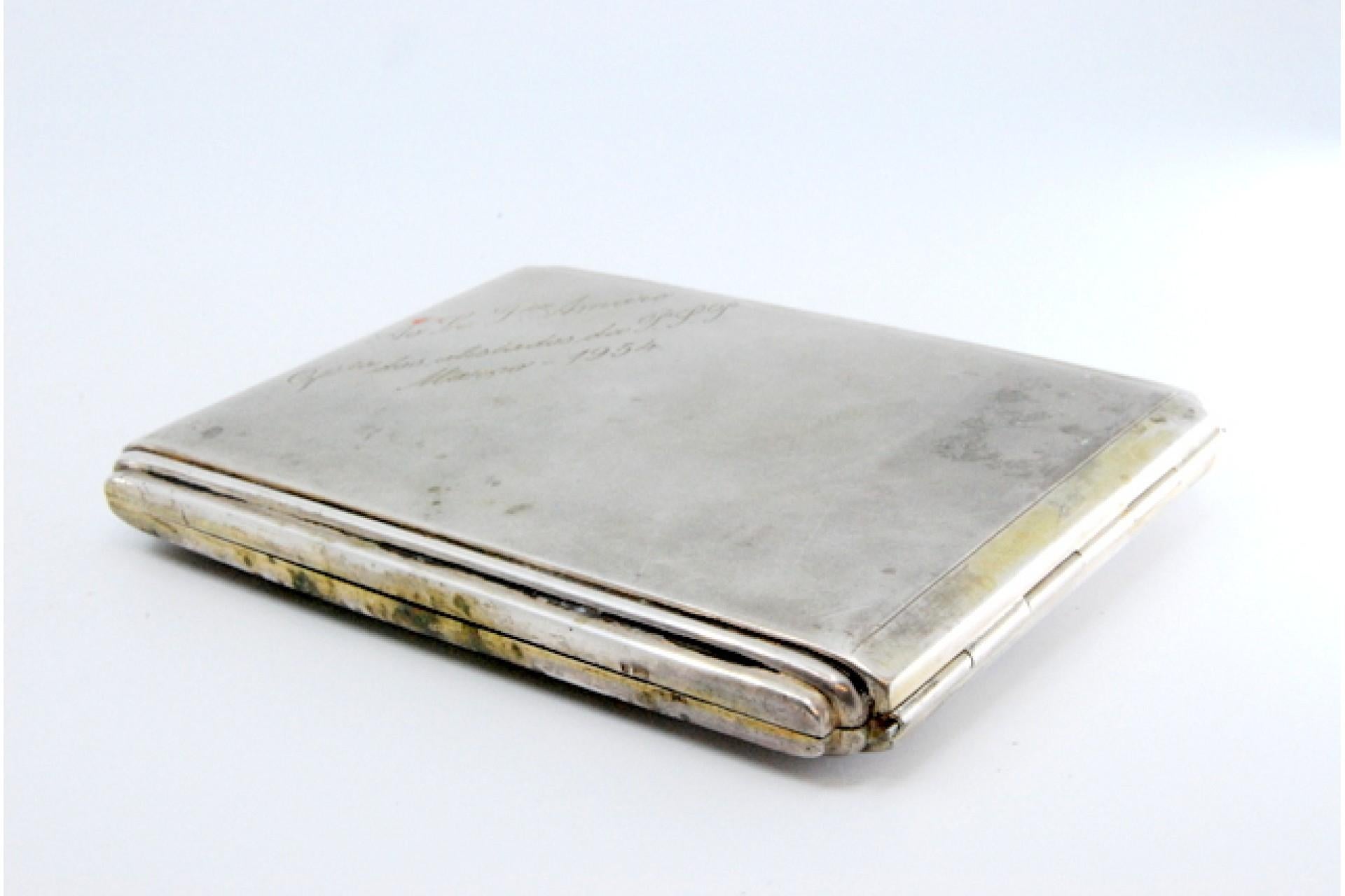 Matte silver case with Batalha Monastery relief and gold interior For Sale 2