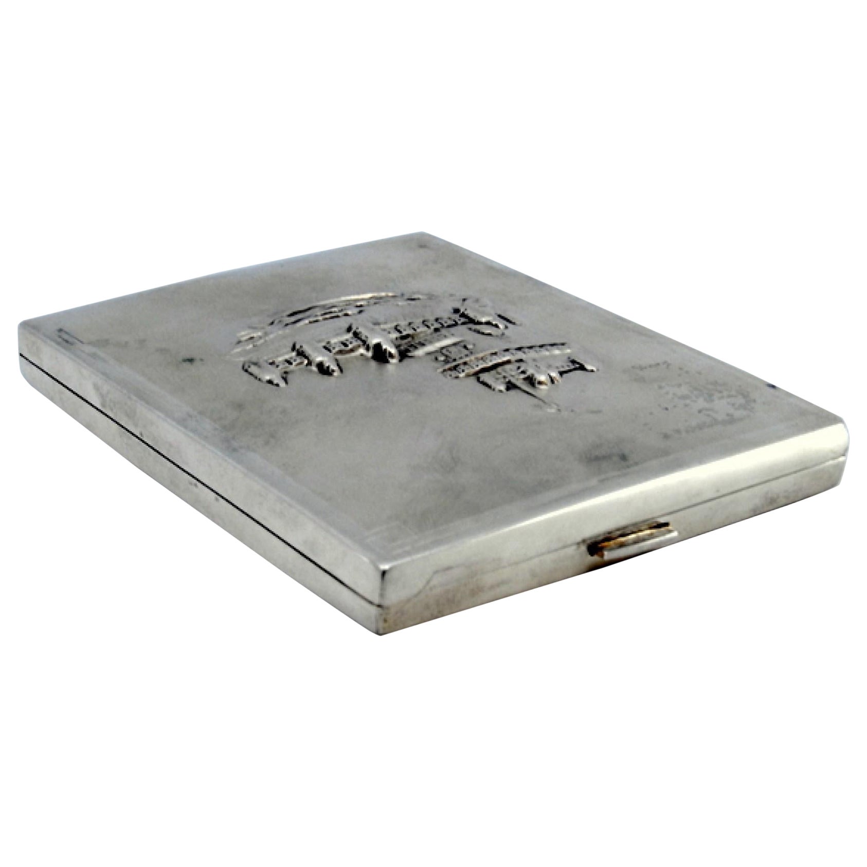 Matte silver case with Belém Tower relief on hinged lid