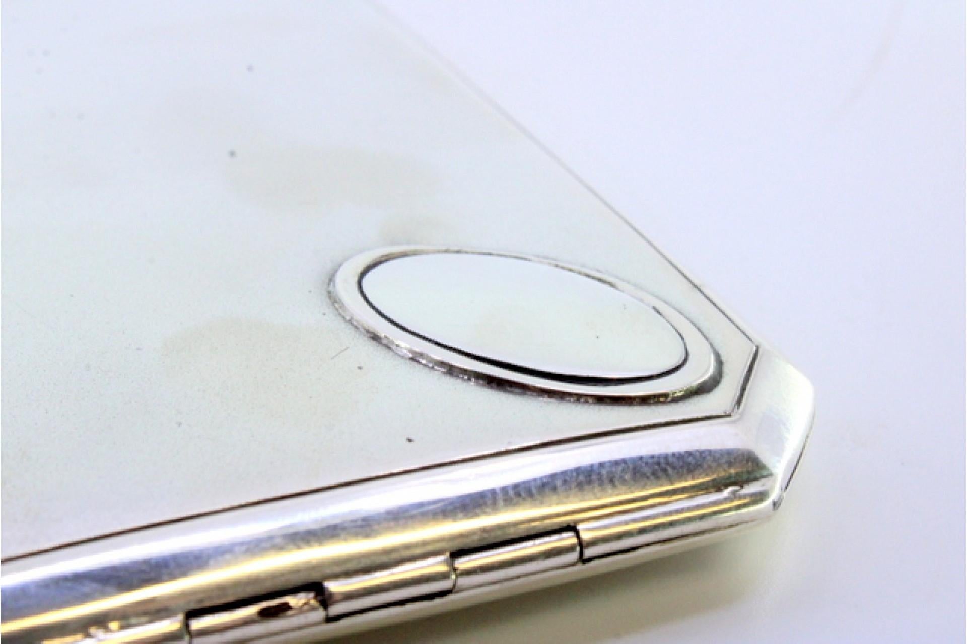 Matte silver case with beveled corners, friezes and gold interior In Good Condition For Sale In Porto, PT