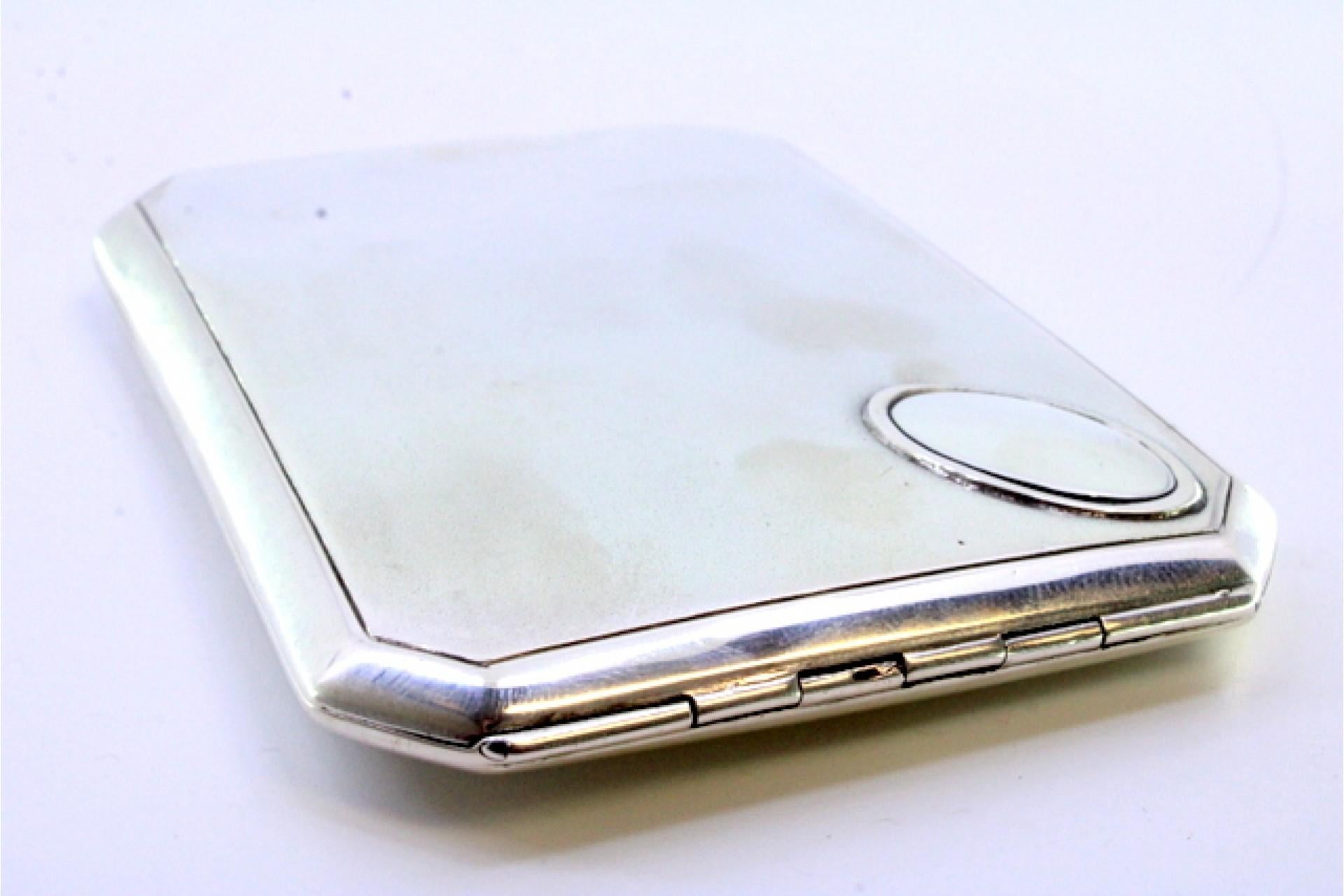 Matte silver case with beveled corners, friezes and gold interior For Sale 1