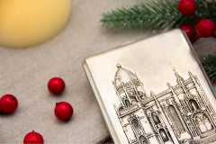 Caja de plata mate con relieve de los Jerónimos y tapa con resorte