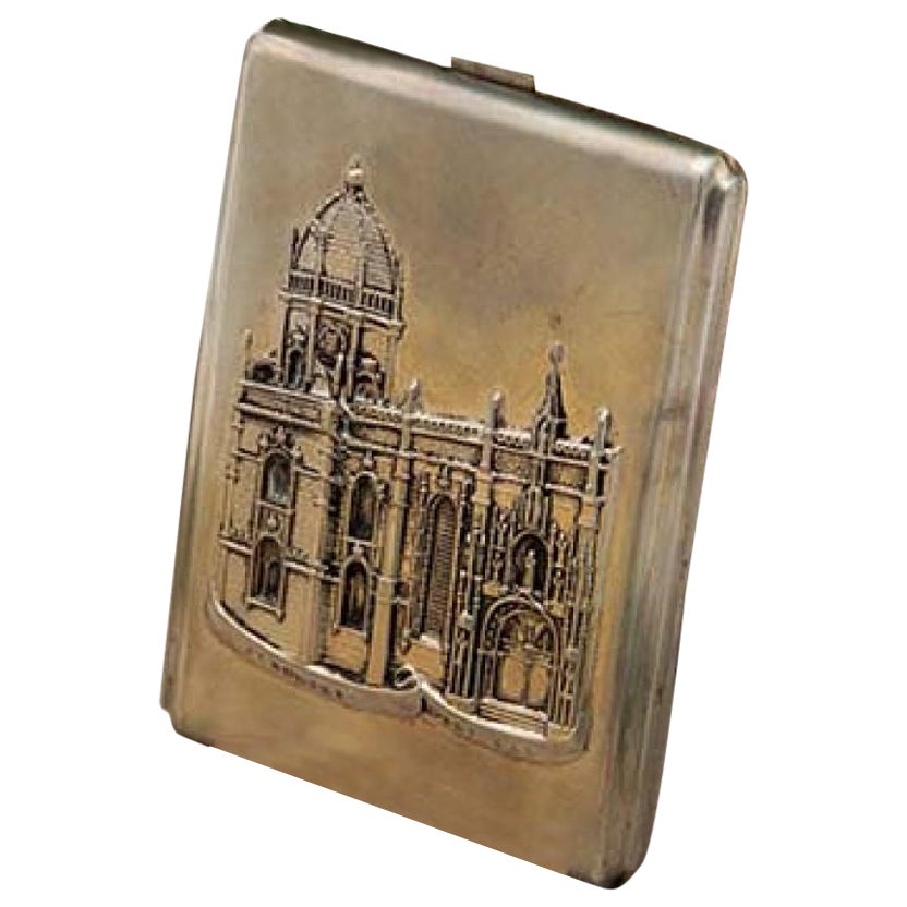 Matte silver case with Jerónimos relief and spring-loaded lid