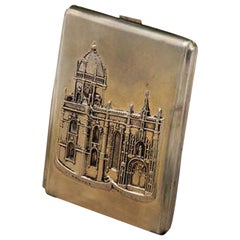 Matte silver case with Jerónimos relief and spring-loaded lid