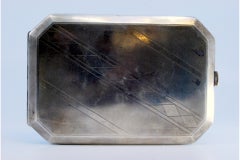 Cassa in argento opaco con incisioni geometriche oblique e coperchio a cerniera