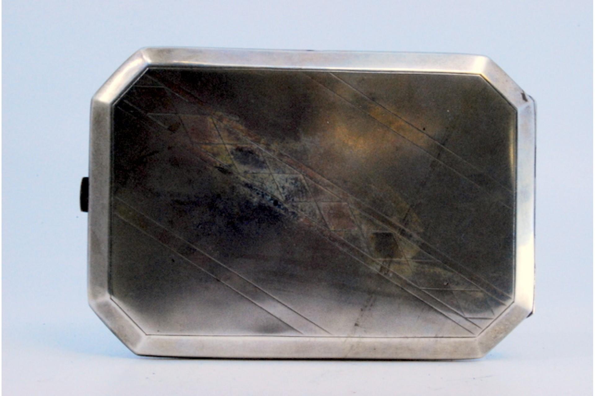 European Matte silver case with oblique geometric engravings and hinged lid For Sale
