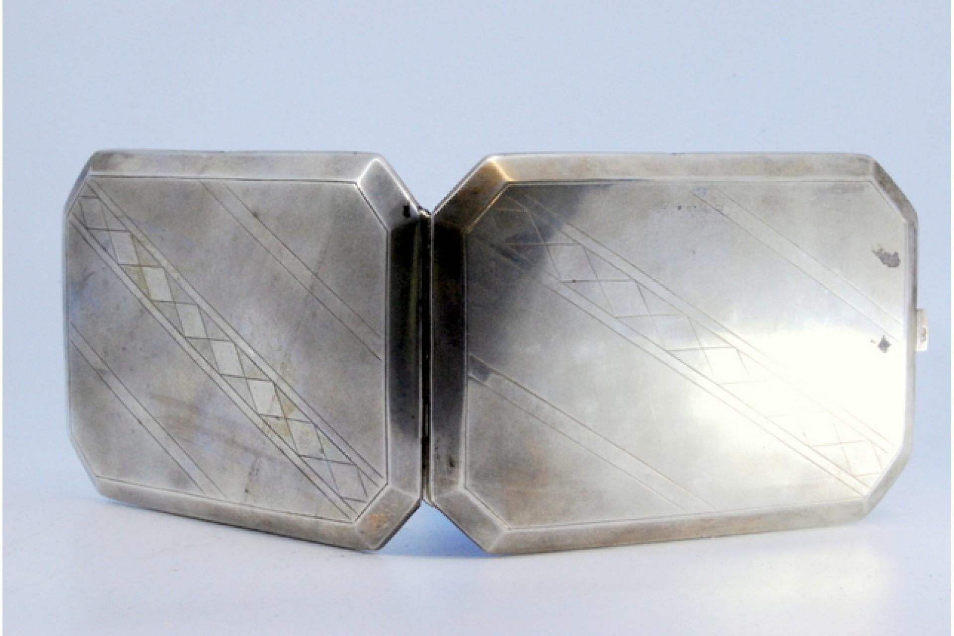 Silver Matte silver case with oblique geometric engravings and hinged lid For Sale
