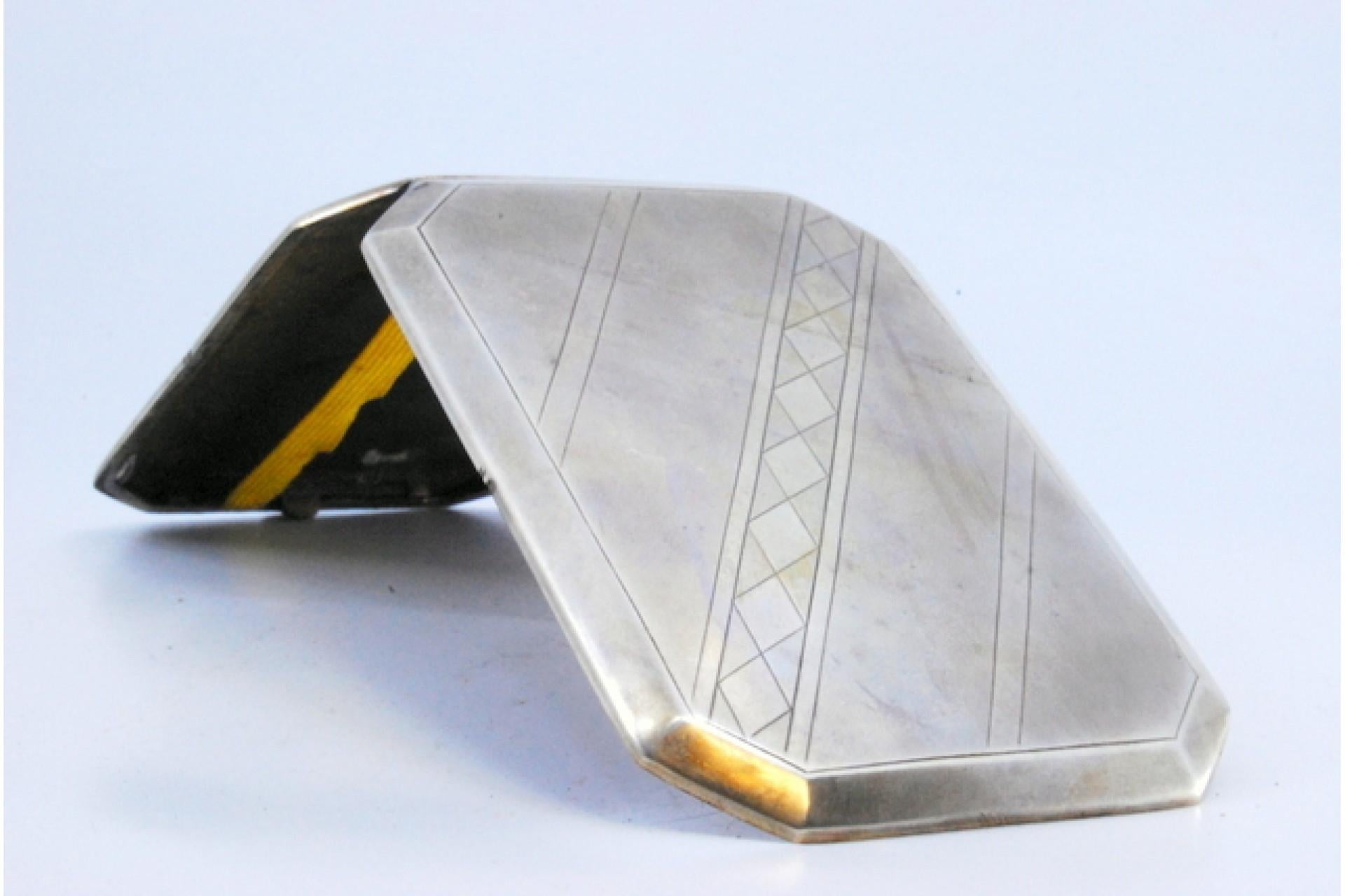 Matte silver case with oblique geometric engravings and hinged lid For Sale 1