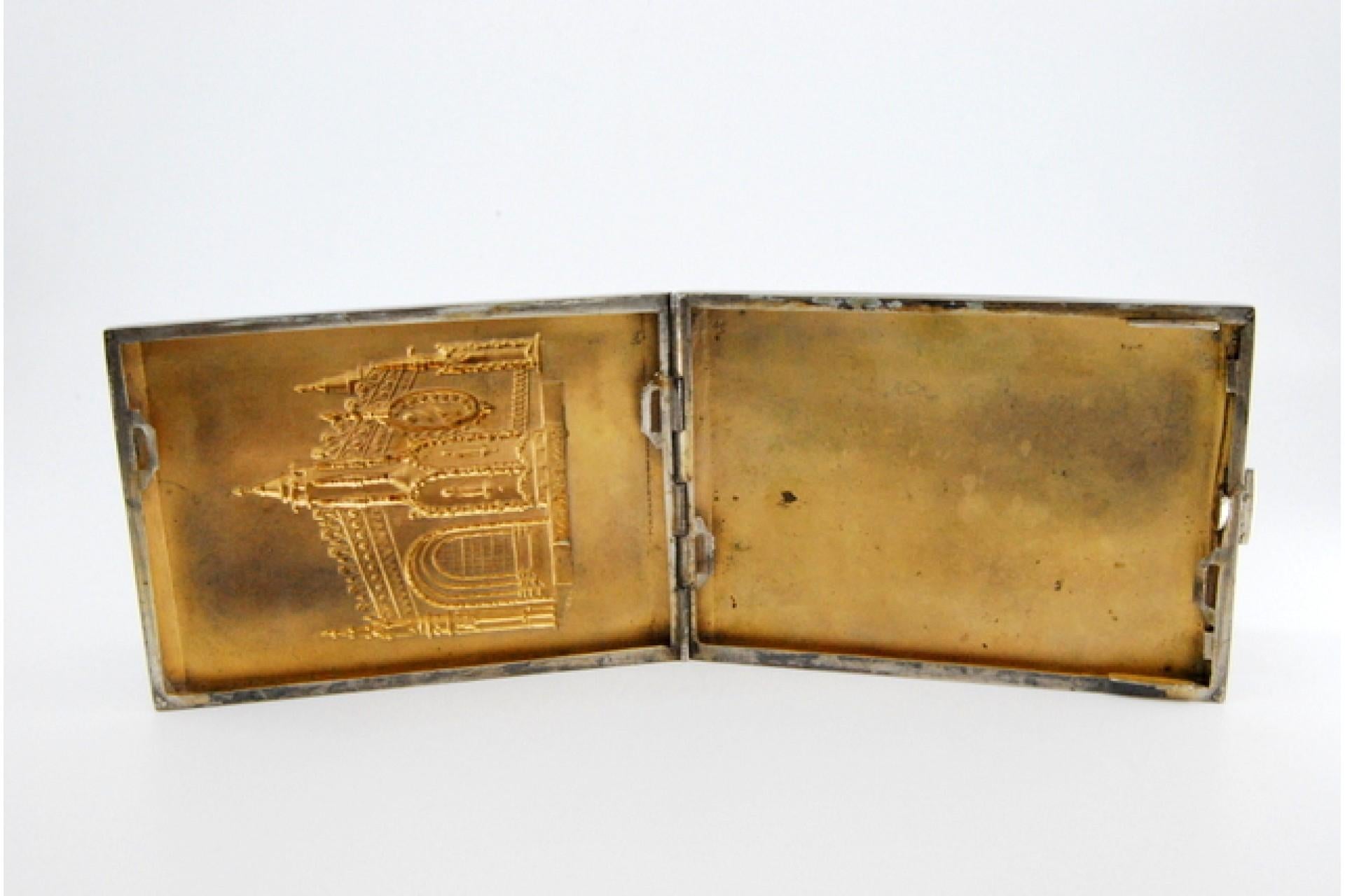 Matte silver case with Tomar Monastery relief and hinged lid In Good Condition For Sale In Porto, PT