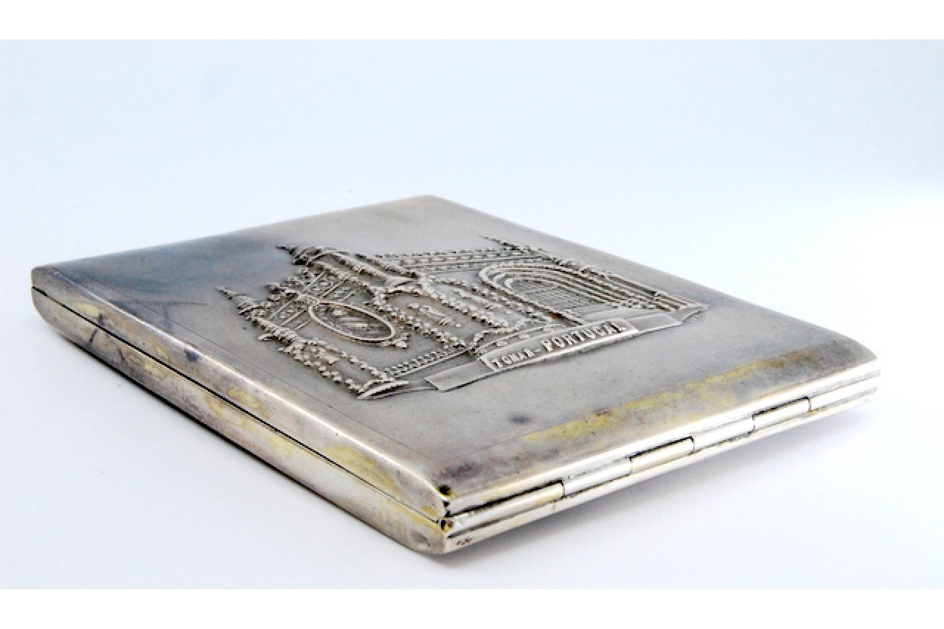 Silver Matte silver case with Tomar Monastery relief and hinged lid For Sale